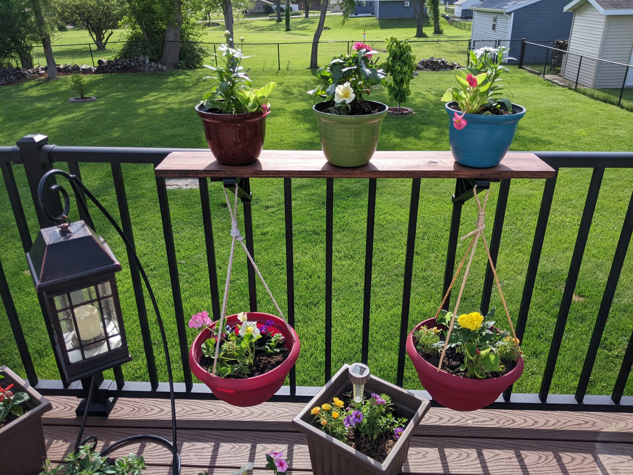 Giá treo chậu cho lan can nhôm kiểu tròn