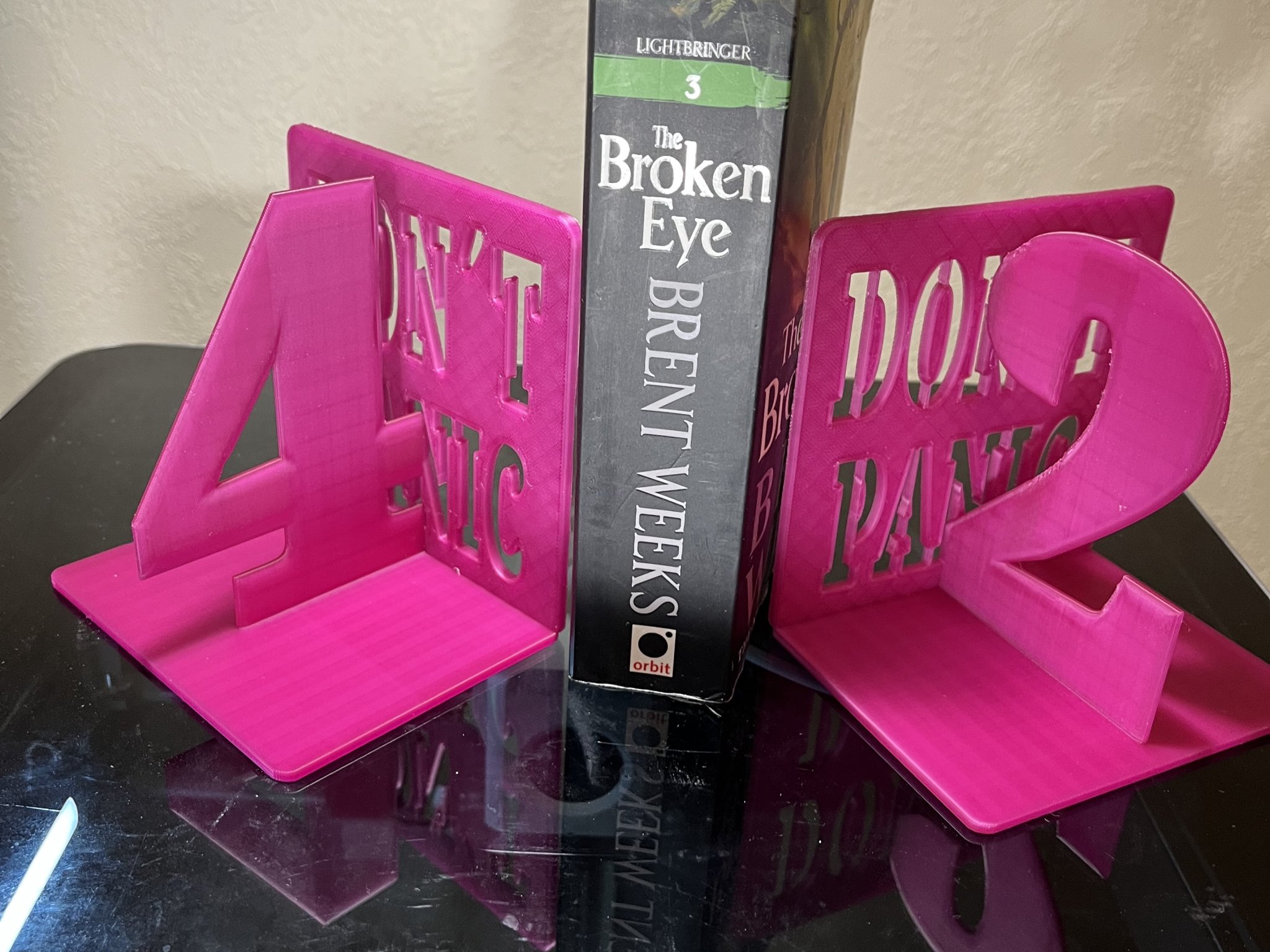 Giá đỡ sách phong cách The Hitchhiker's Guide to the Galaxy