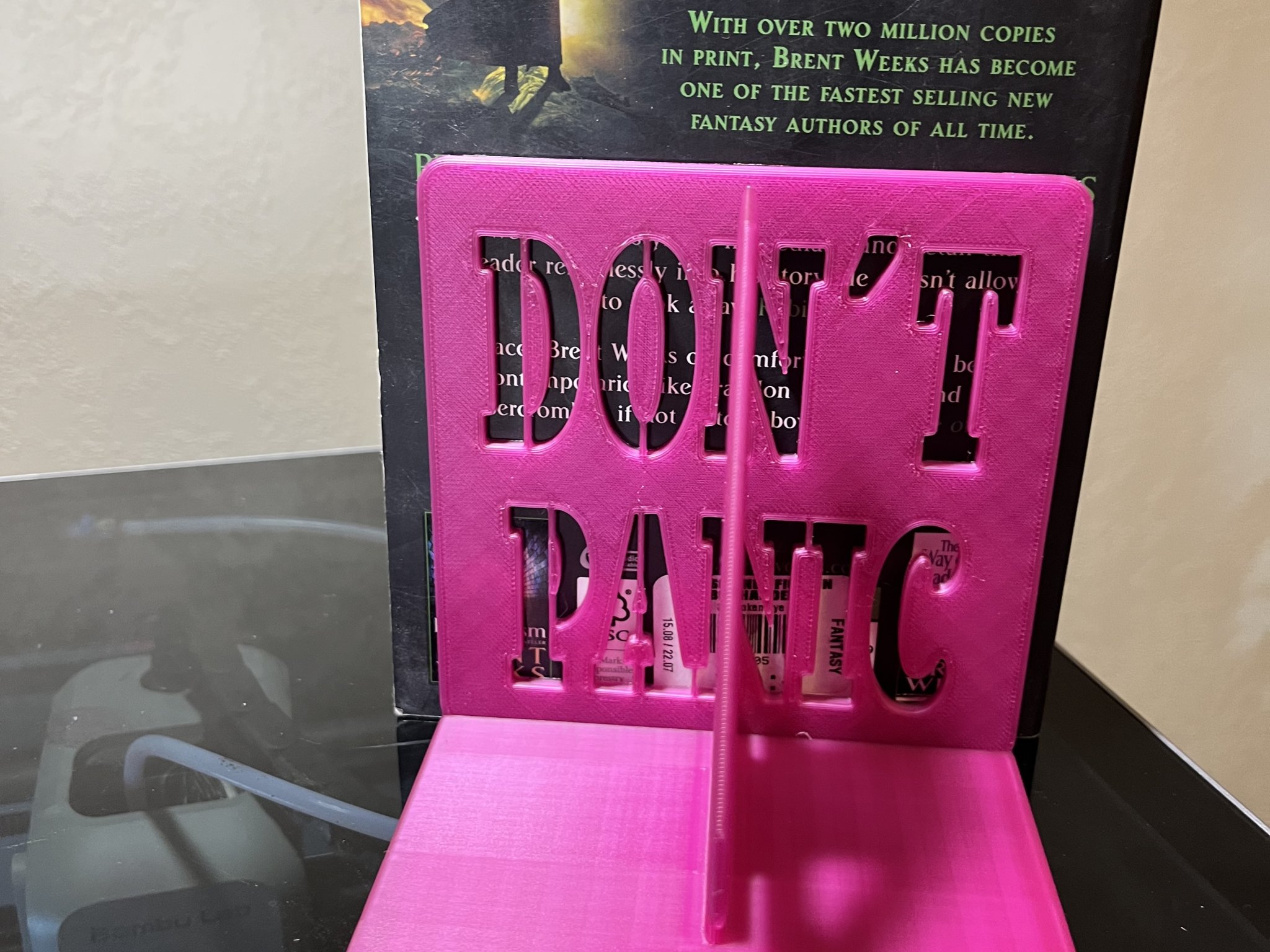 Giá đỡ sách phong cách The Hitchhiker's Guide to the Galaxy