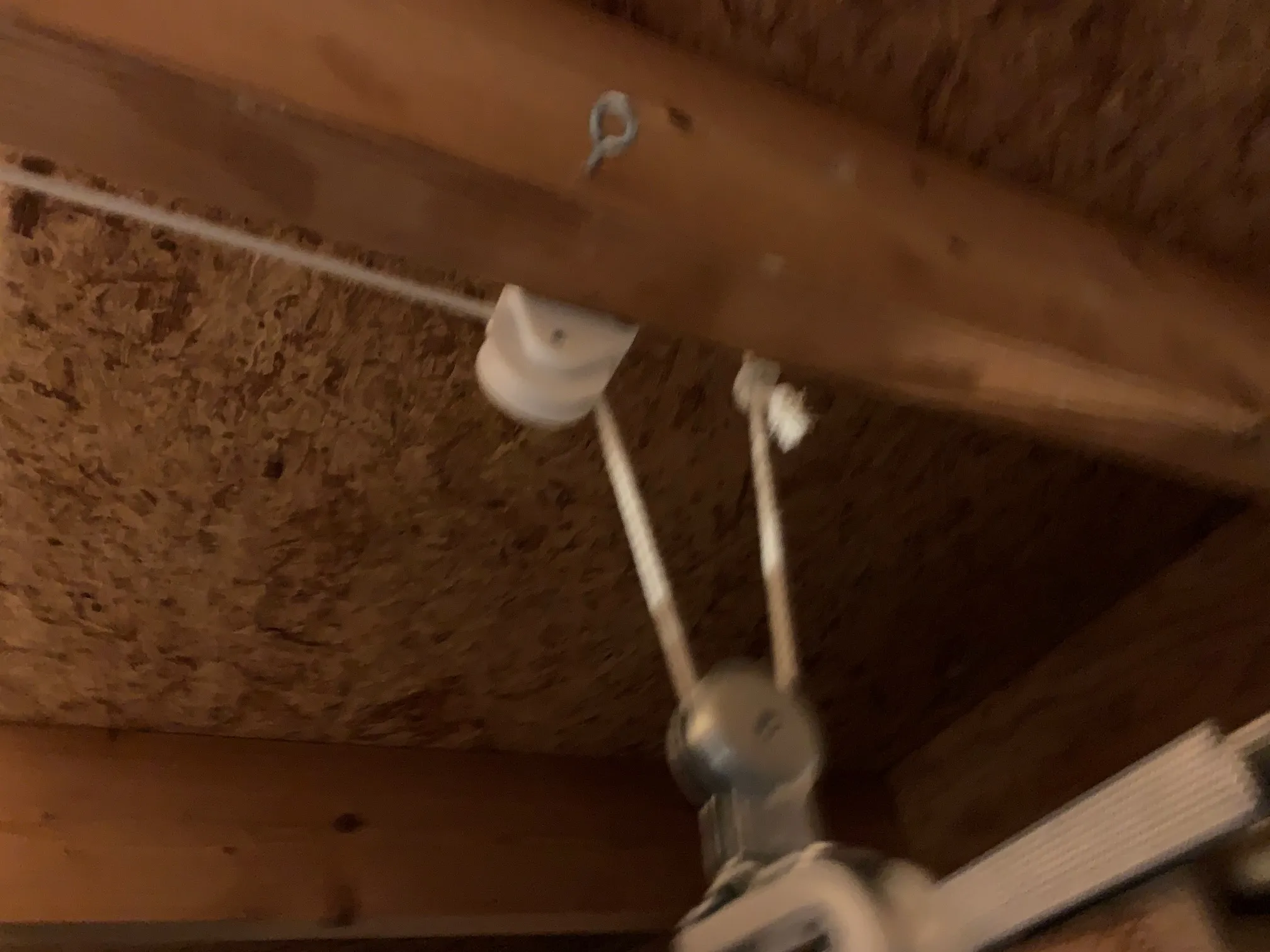 Giá đỡ pulleys cho thang lên trần nhà