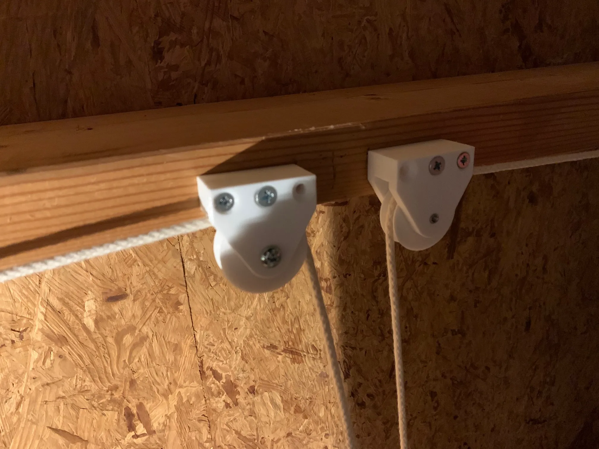 Giá đỡ pulleys cho thang lên trần nhà