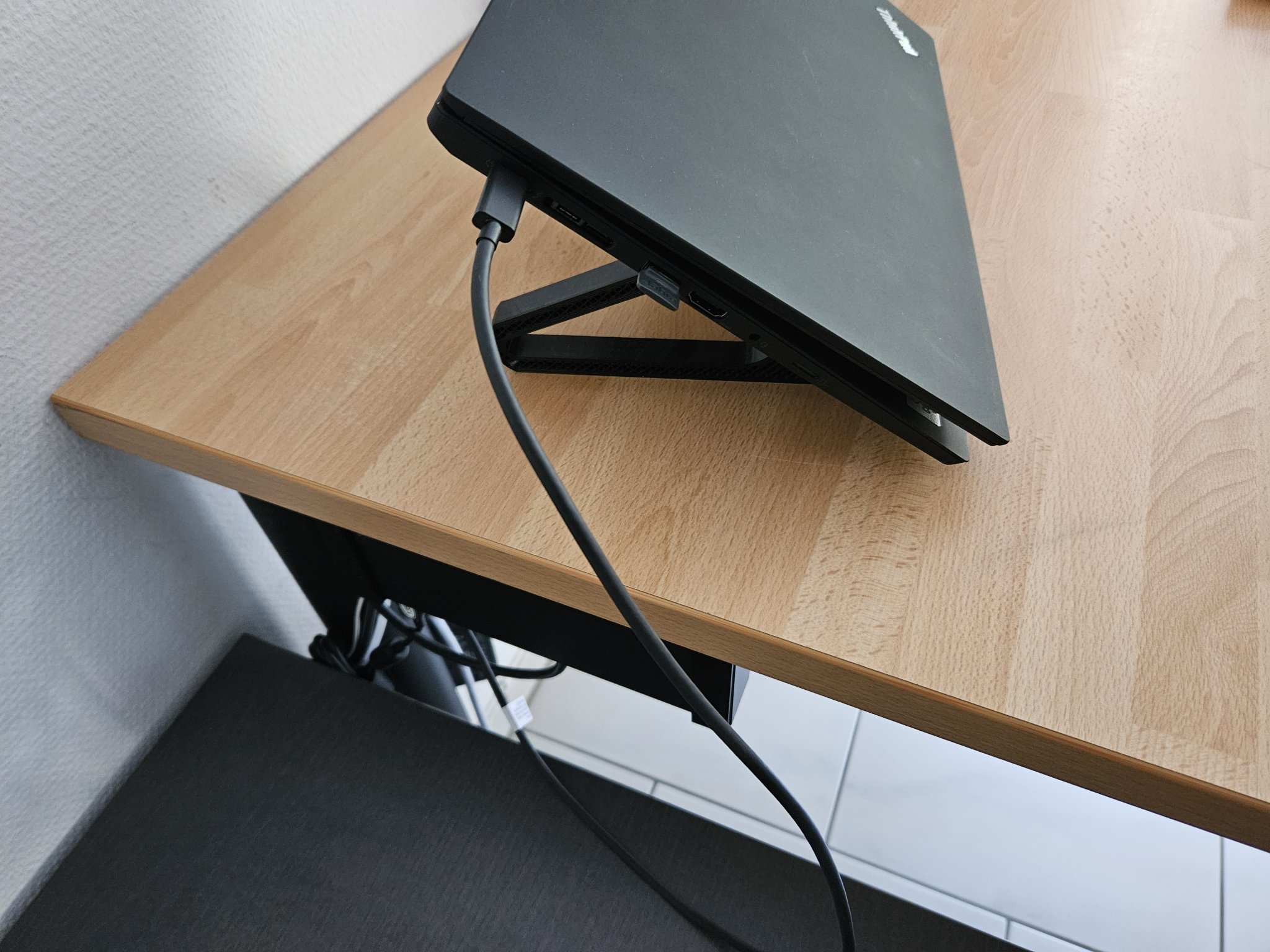 Giá đỡ nhanh cho trạm gắn Lenovo dưới bàn làm việc