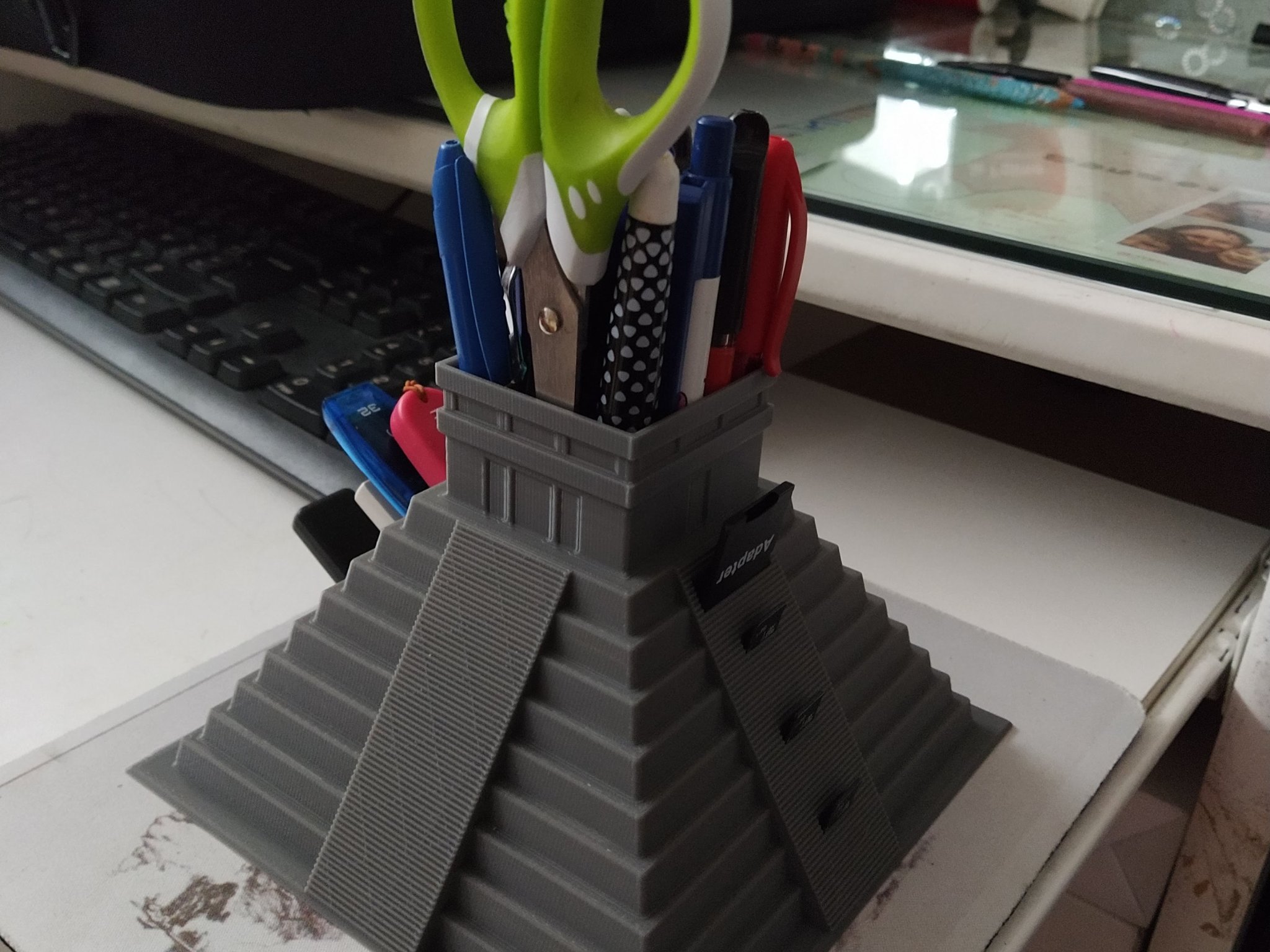 Giá đỡ bút "Kim tự tháp Teotihuacan" cho USB và thẻ SD