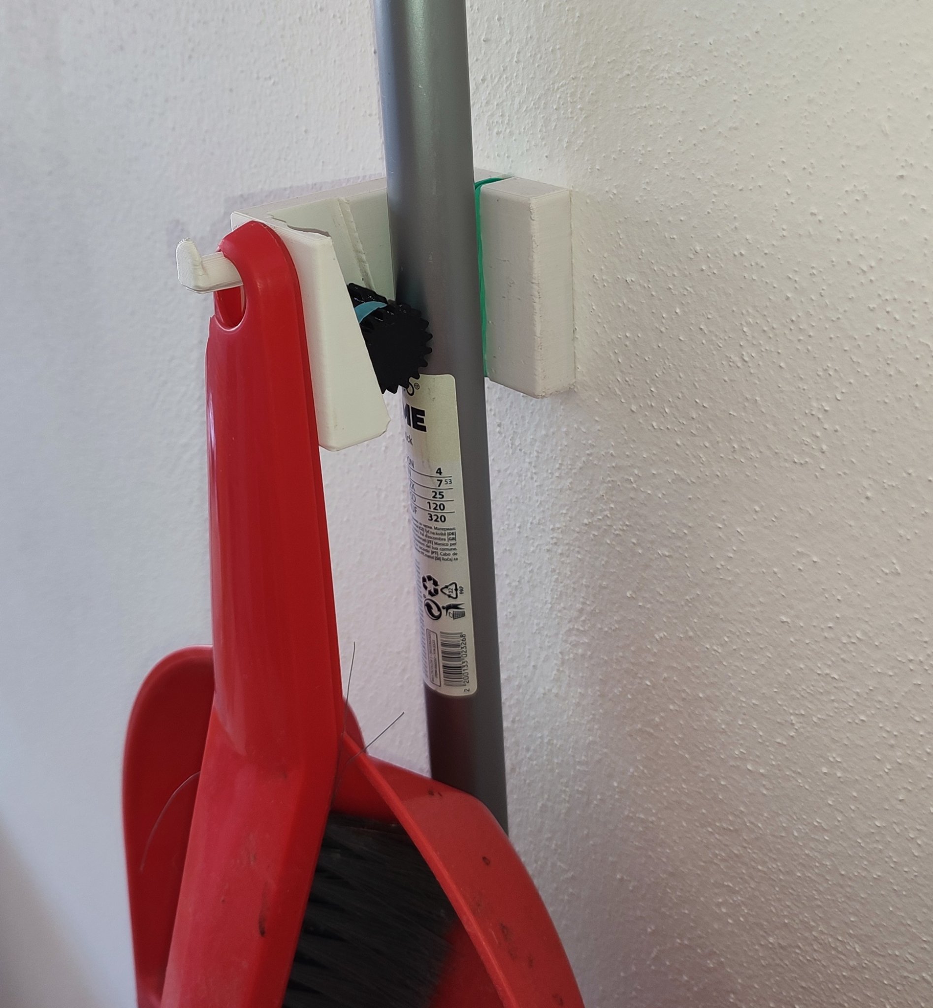 Giá đỡ chổi với thiết kế xoay 90° và móc kèm theo