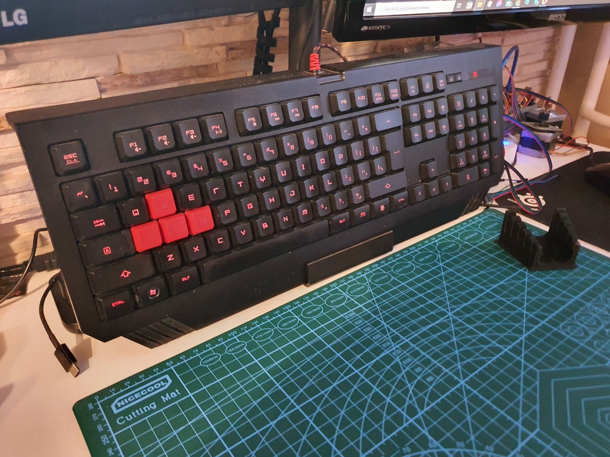 Giá đỡ bàn phím đơn giản cho không gian làm việc gọn gàng