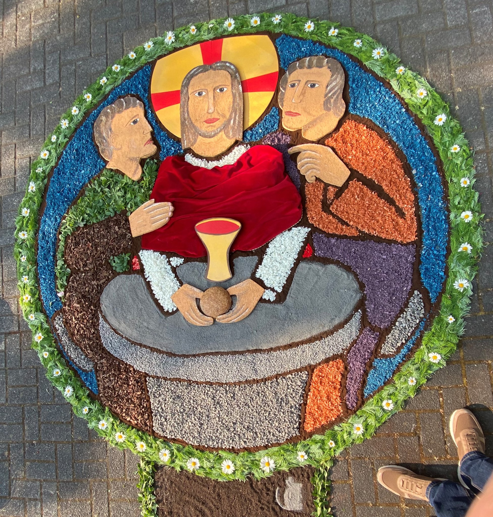 Bàn thờ Lễ Mình Thánh Chúa với trang trí hoa tinh xảo