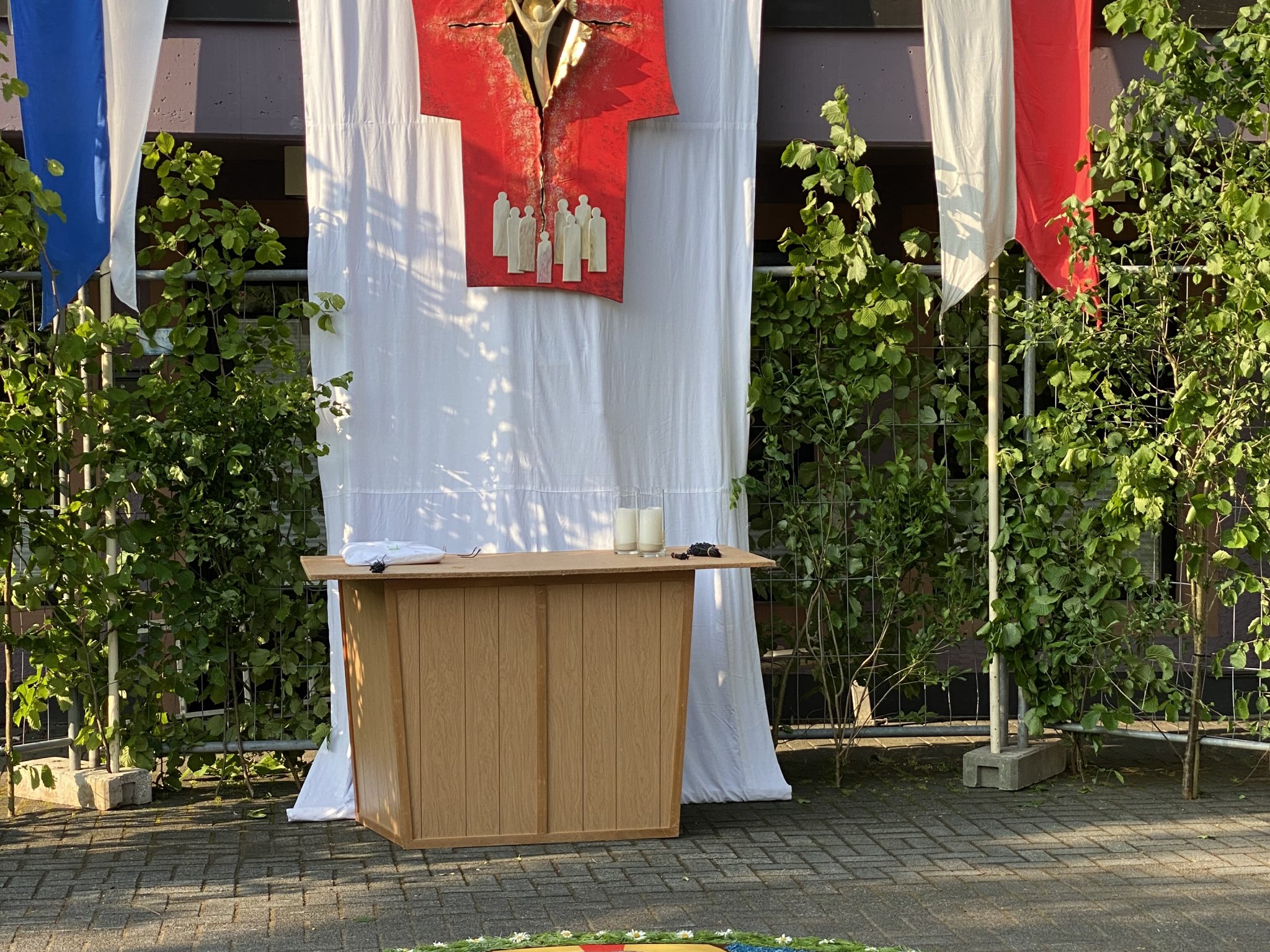 Bàn thờ Lễ Mình Thánh Chúa với trang trí hoa tinh xảo