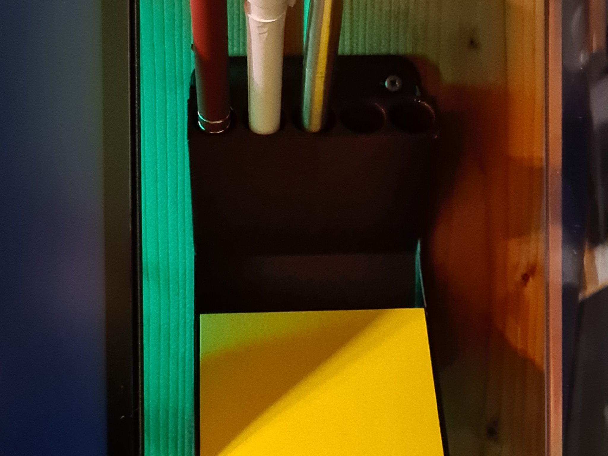 Giá treo tường cho Post-it và bút viết