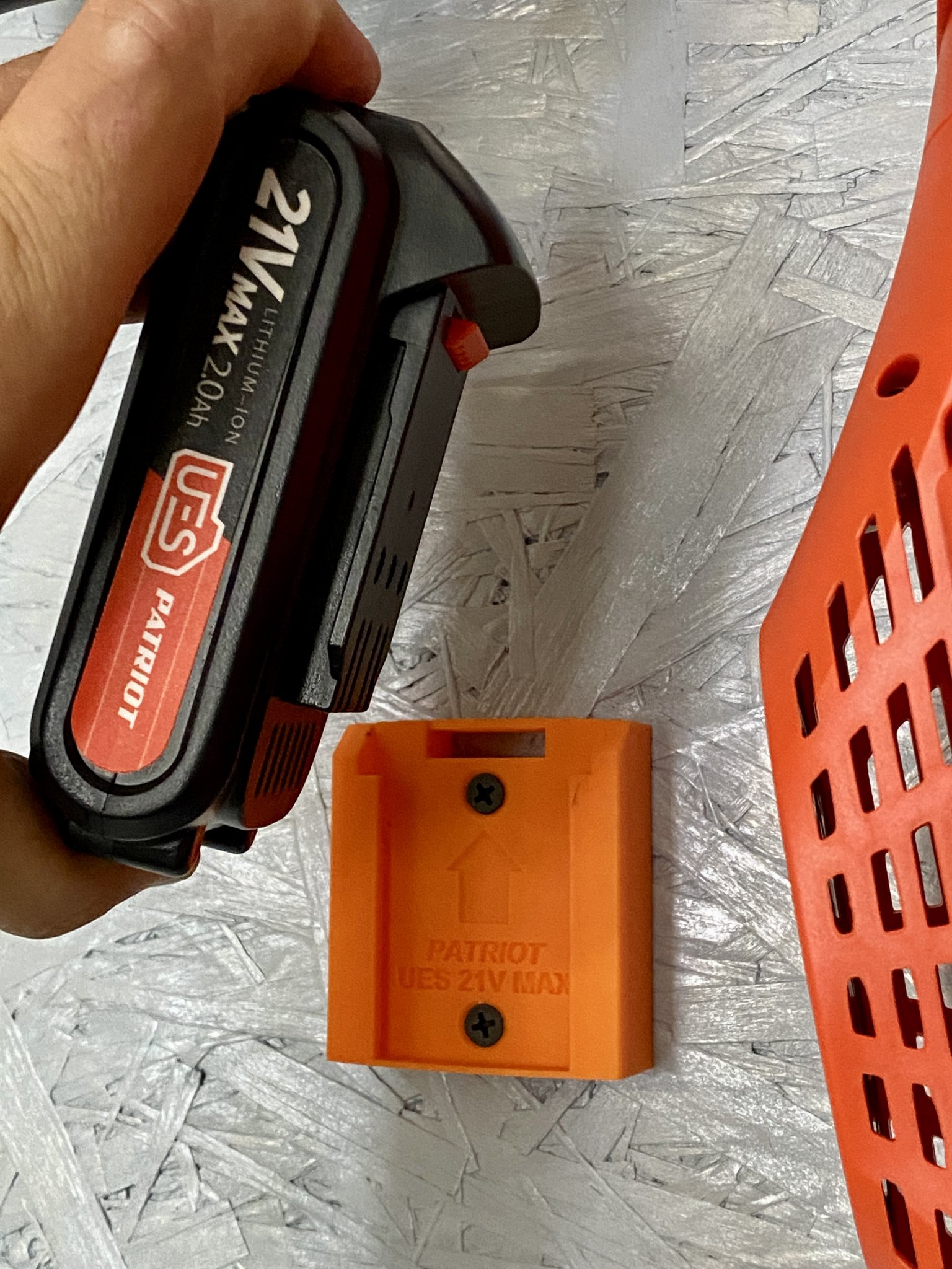 Giá treo pin Patriot UES 21V MAX không cần giá đỡ