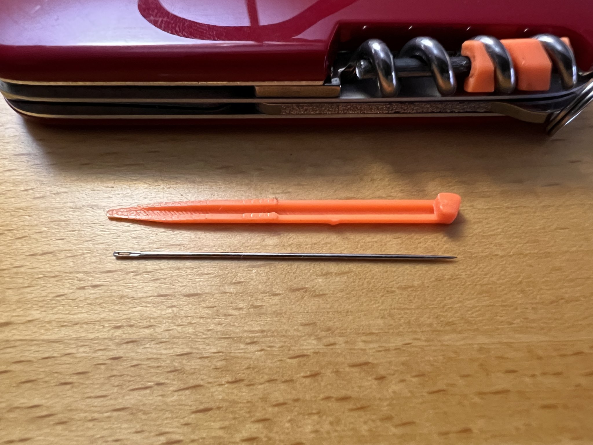 Khay đựng kim trong que tăm đa năng Thụy Sĩ