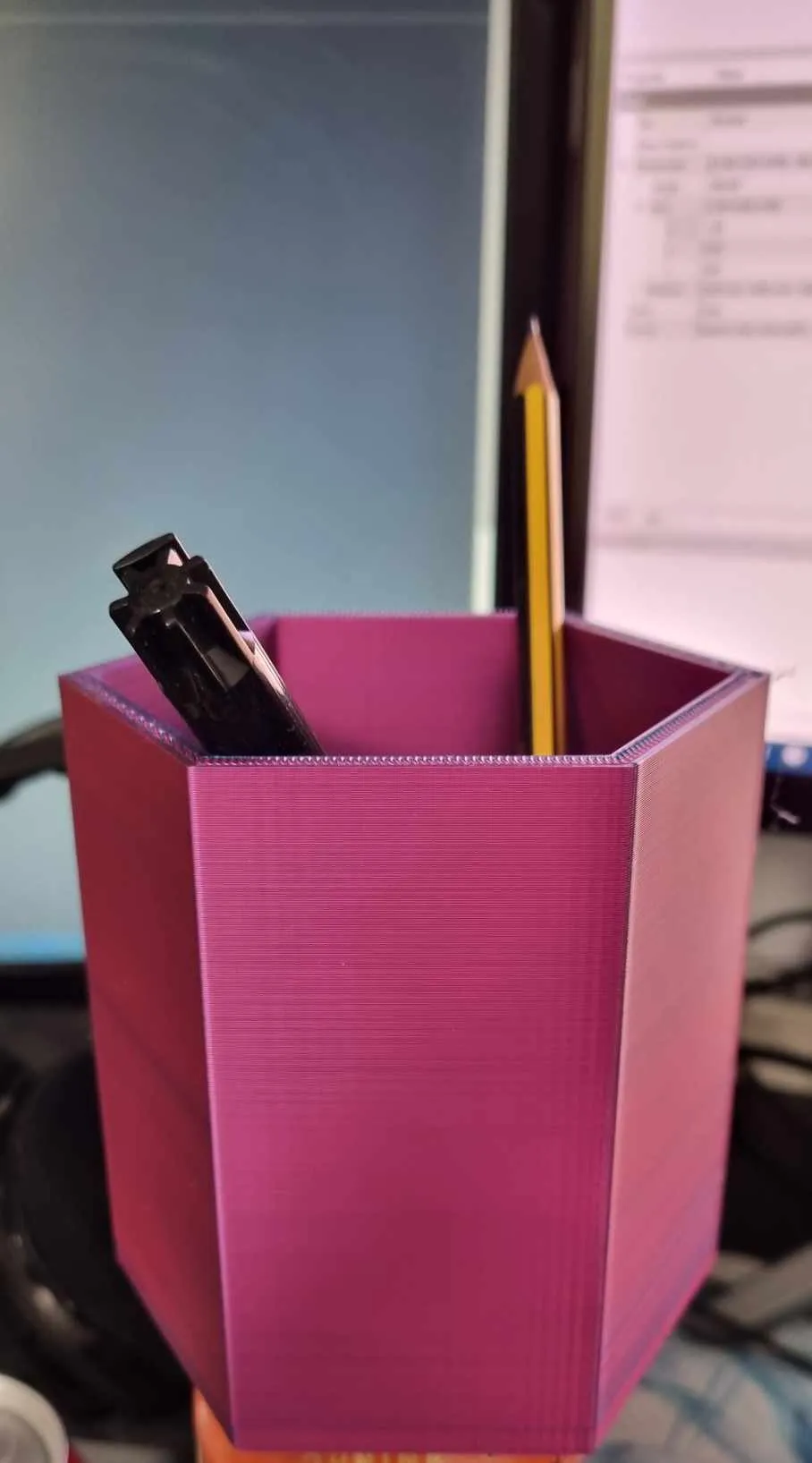 Giá đỡ bút Hexi hiện đại cho bàn làm việc của bạn