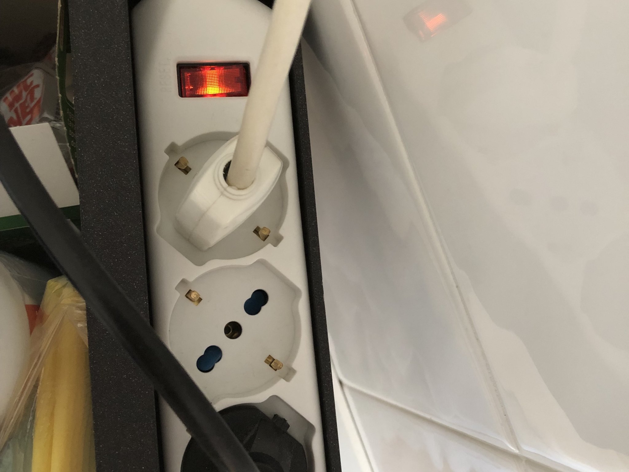 Mô-đun mở rộng nguồn điện IKEA KNAGGLIG cho không gian nhỏ