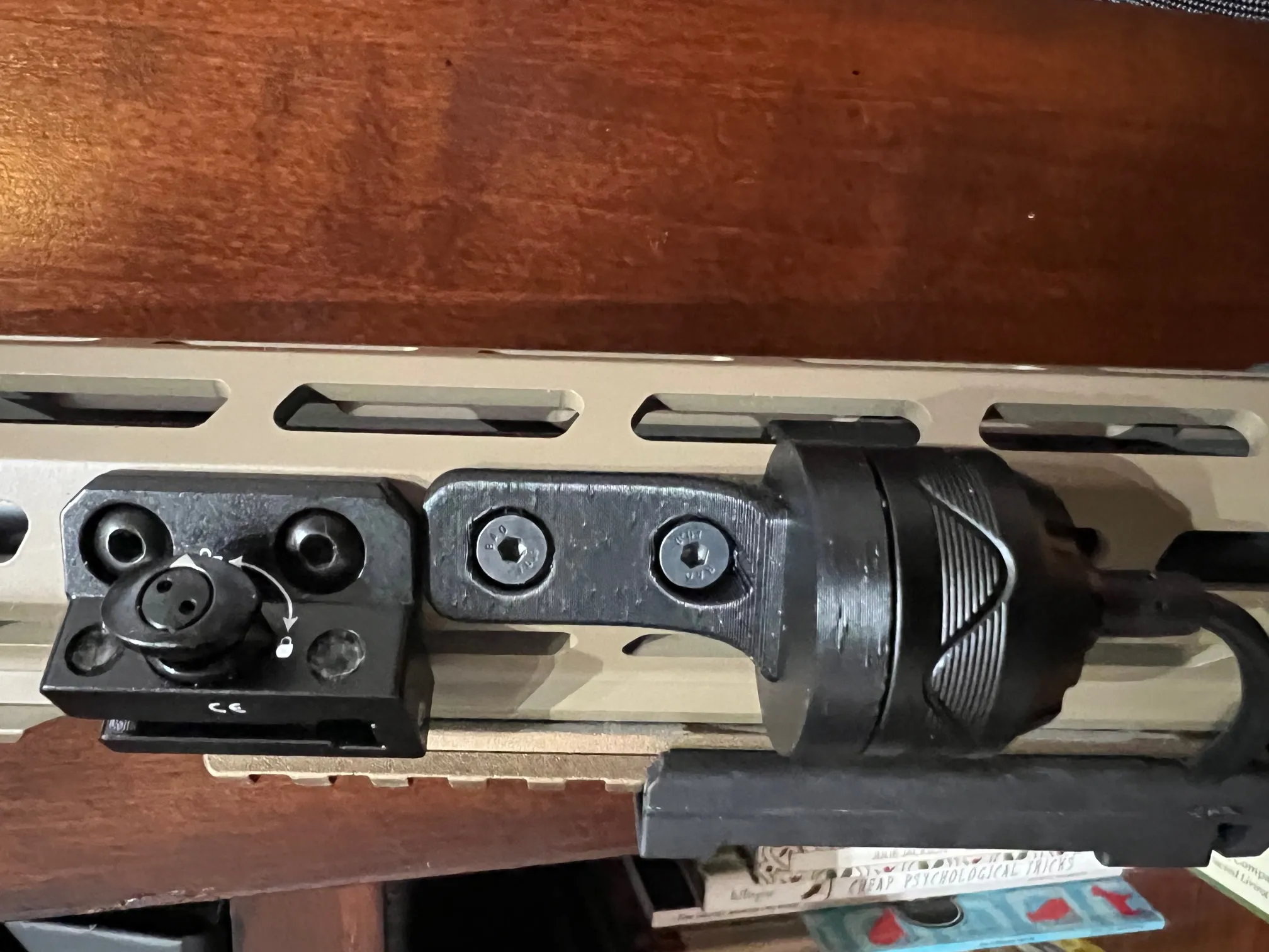 Công tắc áp lực OLight cho đèn pin và giá đỡ an toàn