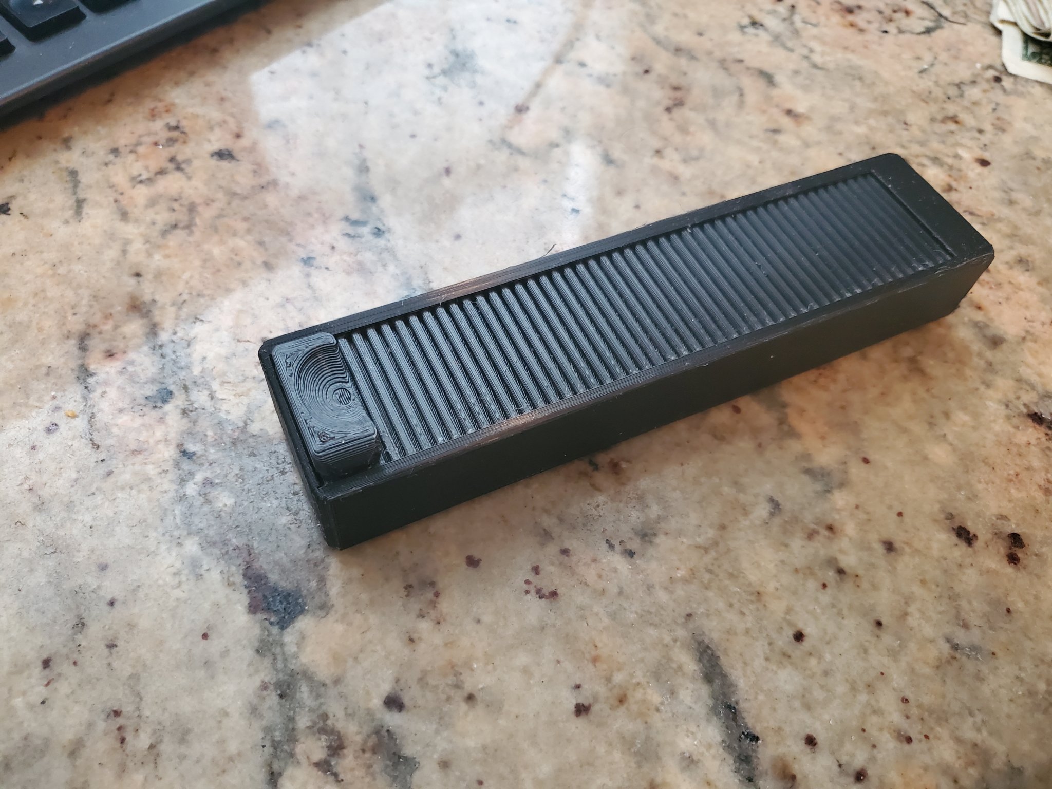 Hộp đựng thuốc 7 ngăn với nắp cuộn linh hoạt