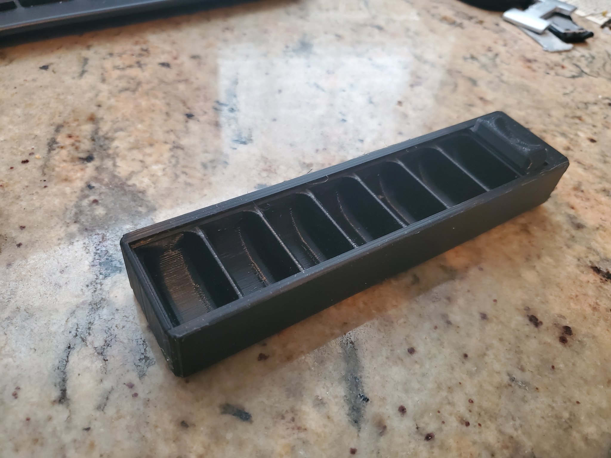 Hộp đựng thuốc 7 ngăn với nắp cuộn linh hoạt