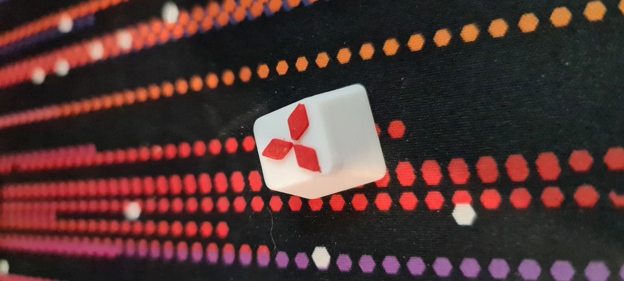 Núm phím Mitsubishi in màu trắng và đỏ