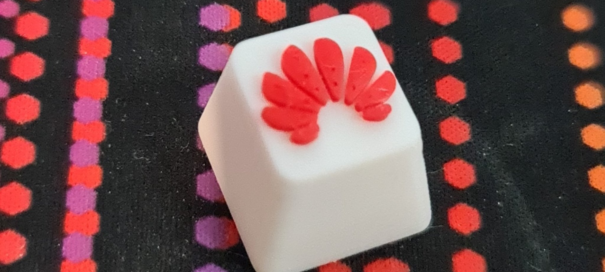 Móc phím Huawei in màu trắng và đỏ