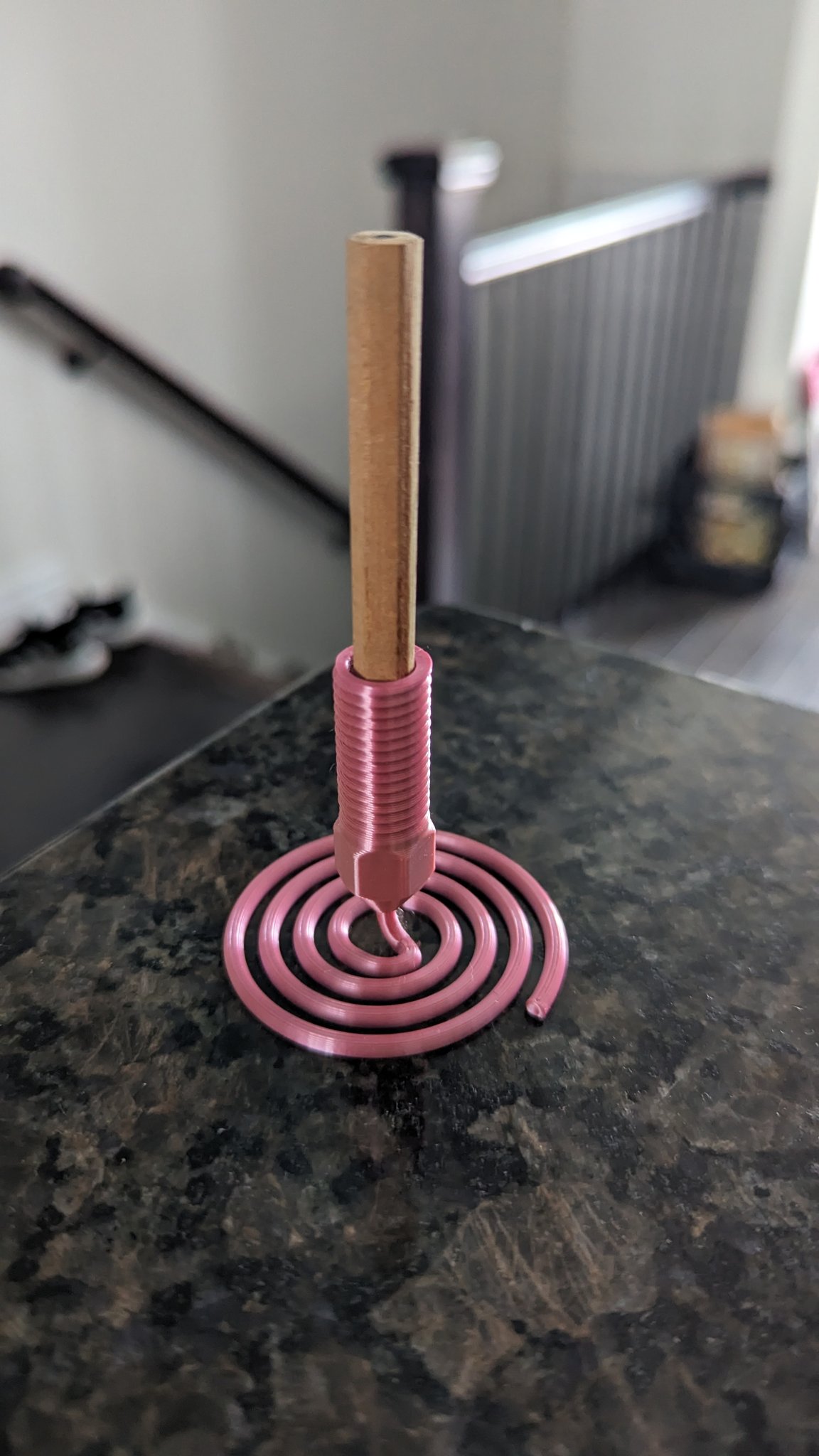 Giá đỡ bút chì xoắn ốc độc đáo cho bàn làm việc