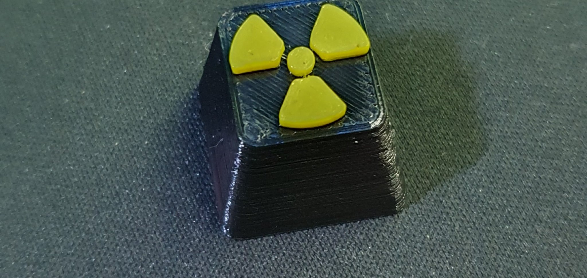 Núm phím phát quang màu đen và vàng cho bàn phím