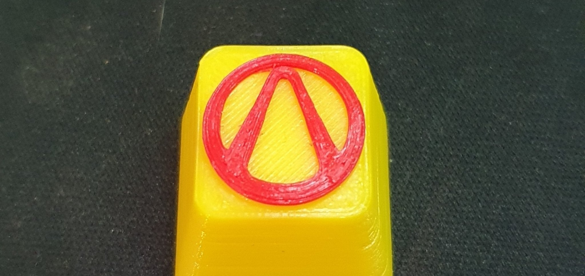 Móc phím Borderlands in màu vàng và đỏ