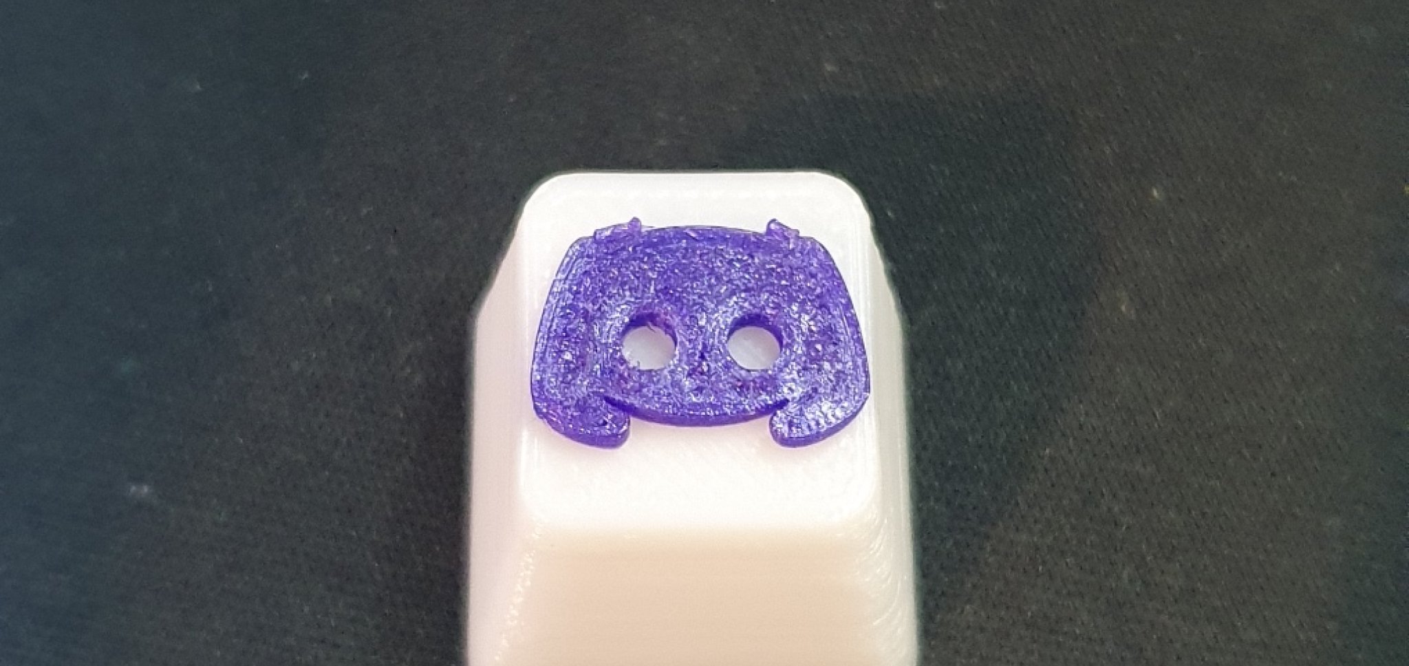 Núm phím Discord in màu trắng và tím