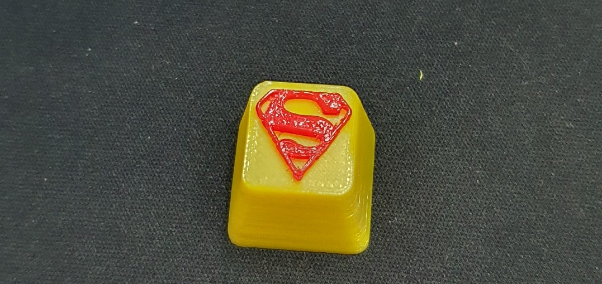 Móc khóa bàn phím Superman in màu vàng và đỏ