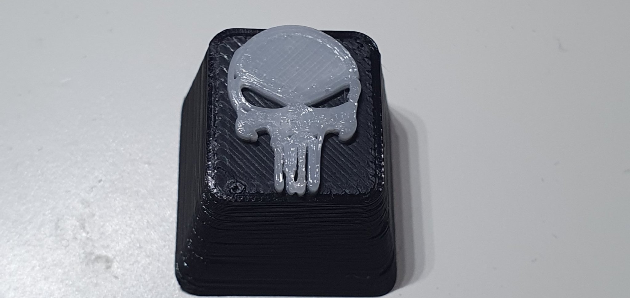 Núm phím Punisher in màu đen và trắng