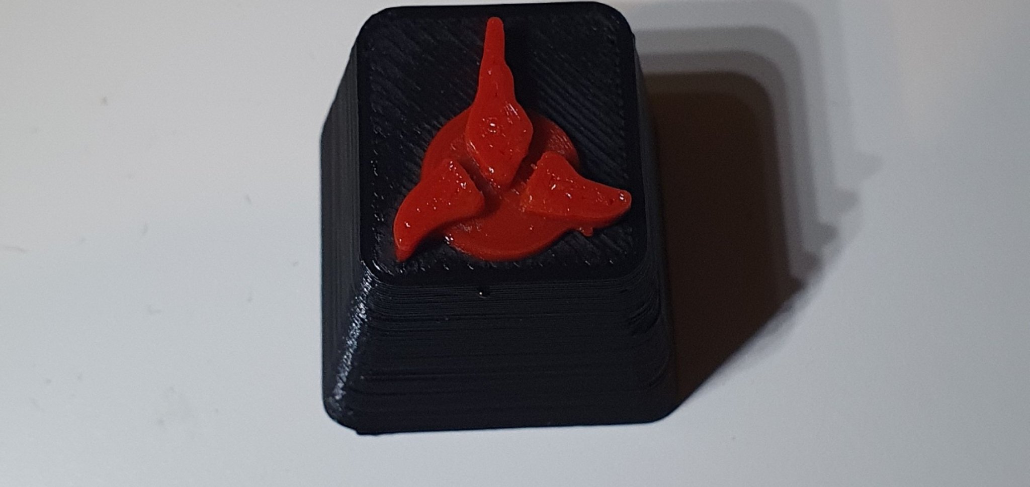 Nắp phím Klingon trong Star Trek với màu đen và đỏ