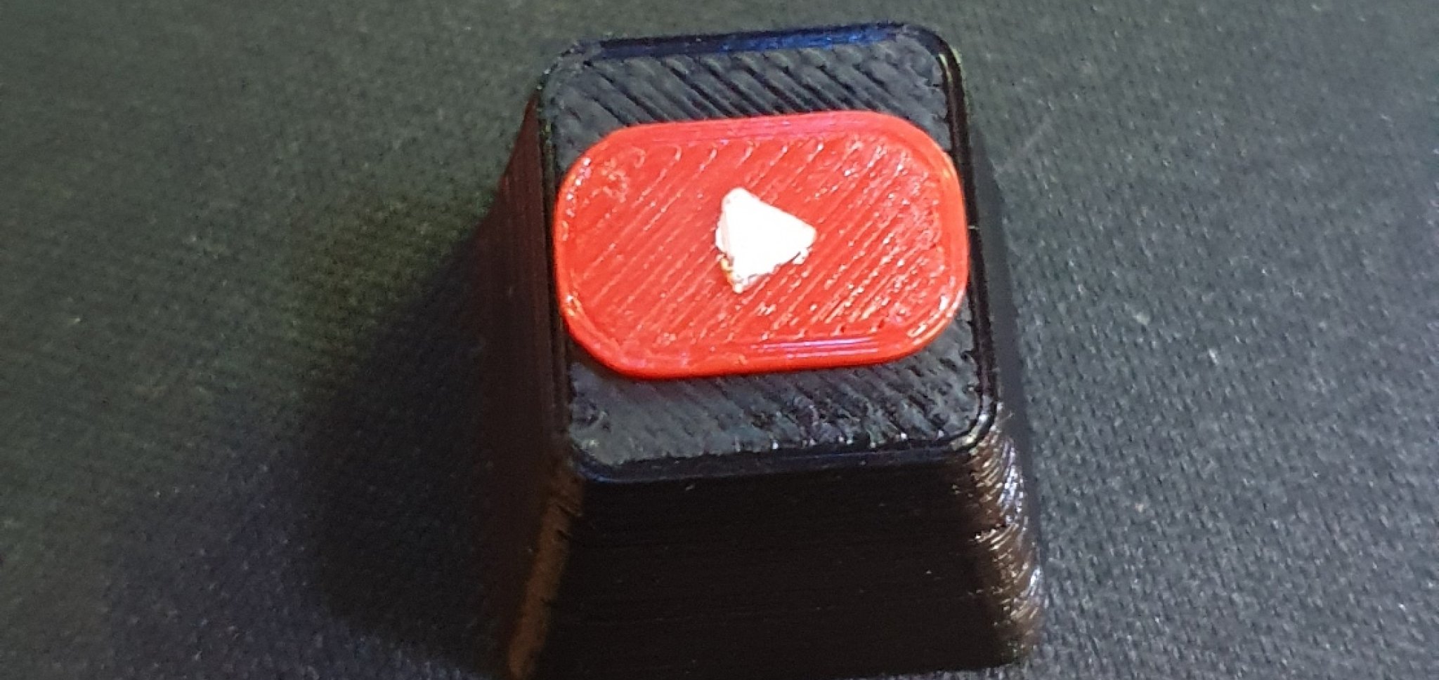 Nút bấm Youtube in màu Đen - Đỏ - Trắng