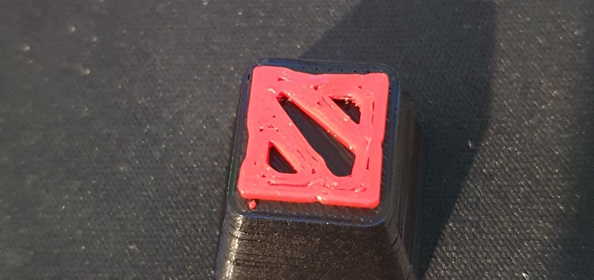 Núm phím Dota in màu đen và đỏ cho bàn phím