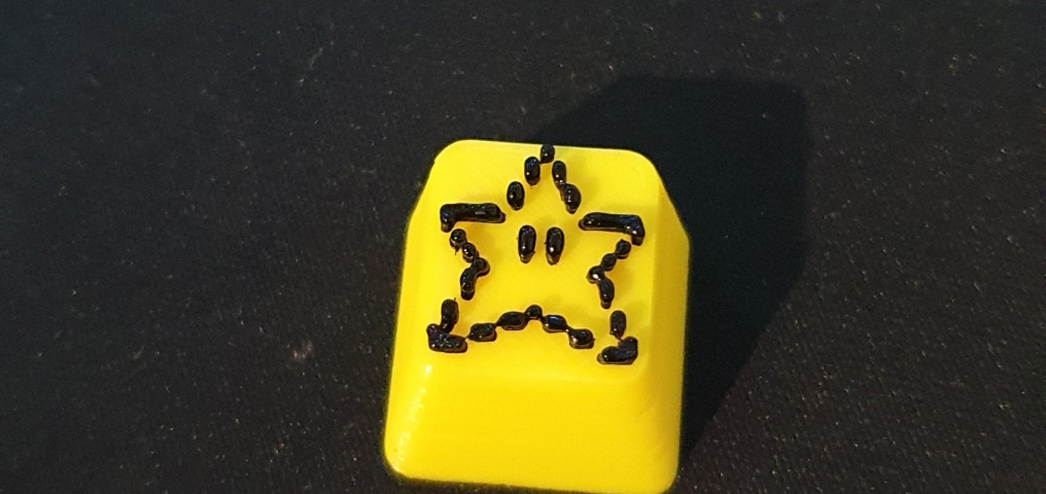 Núm phím Mario Superstar in màu vàng và đen