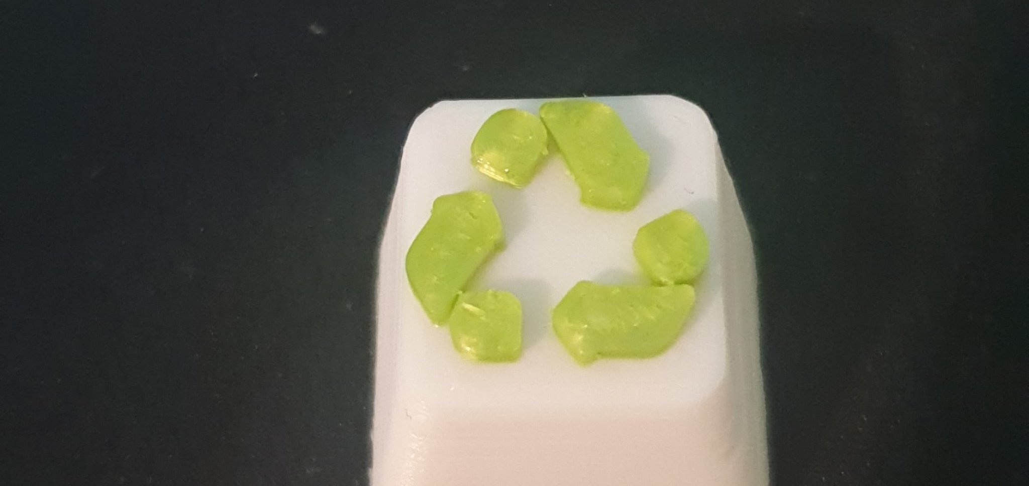 Nút phím tái chế in màu trắng và xanh