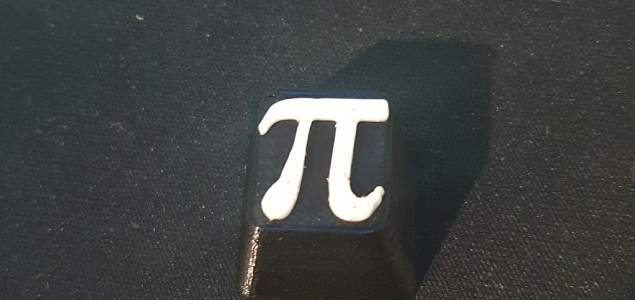 Núm phím PI in màu đen và trắng cho bàn phím