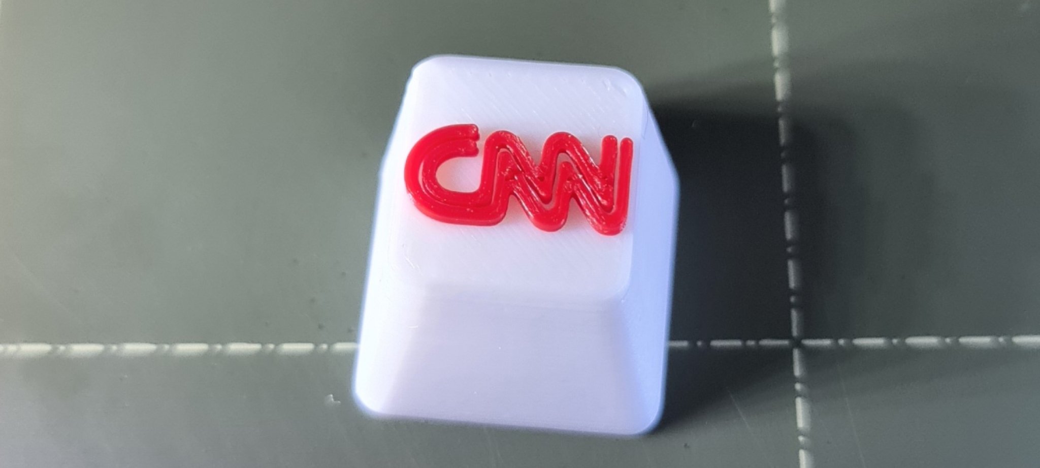 Núm phím CNN in màu Trắng và Đỏ