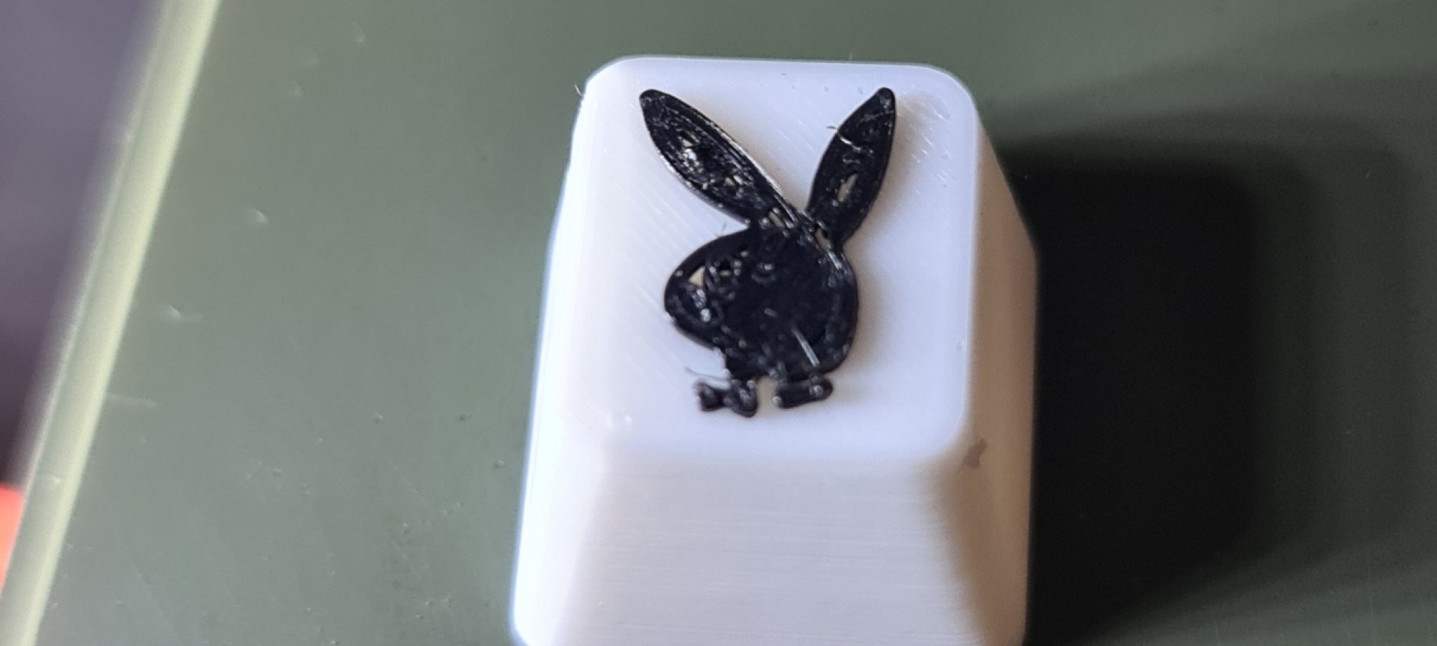 Núm phím Playboy in màu trắng và đen