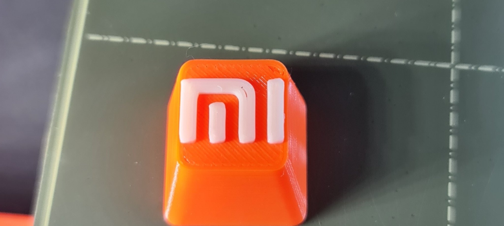 Núm phím Xiaomi in màu cam và trắng