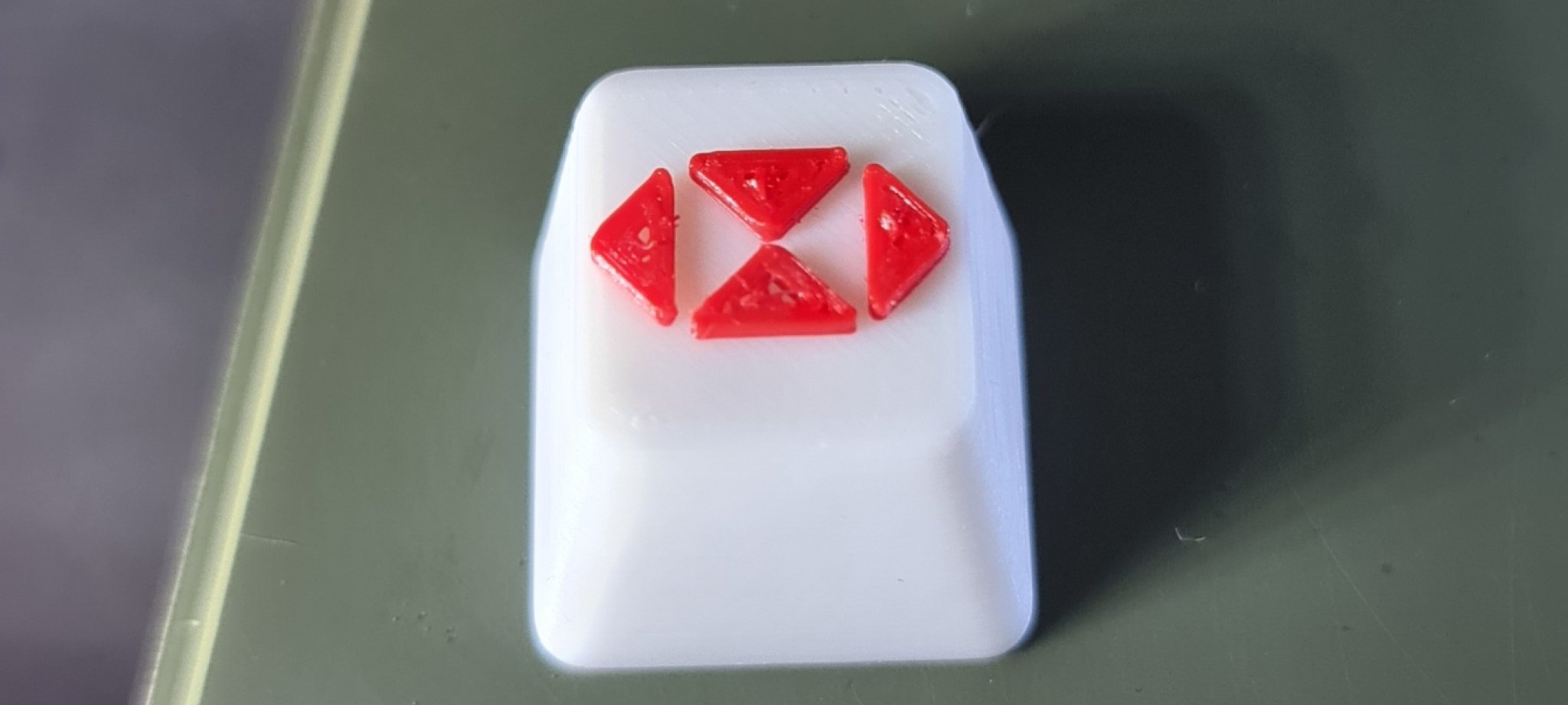 Núm phím HSBC in màu trắng và đỏ