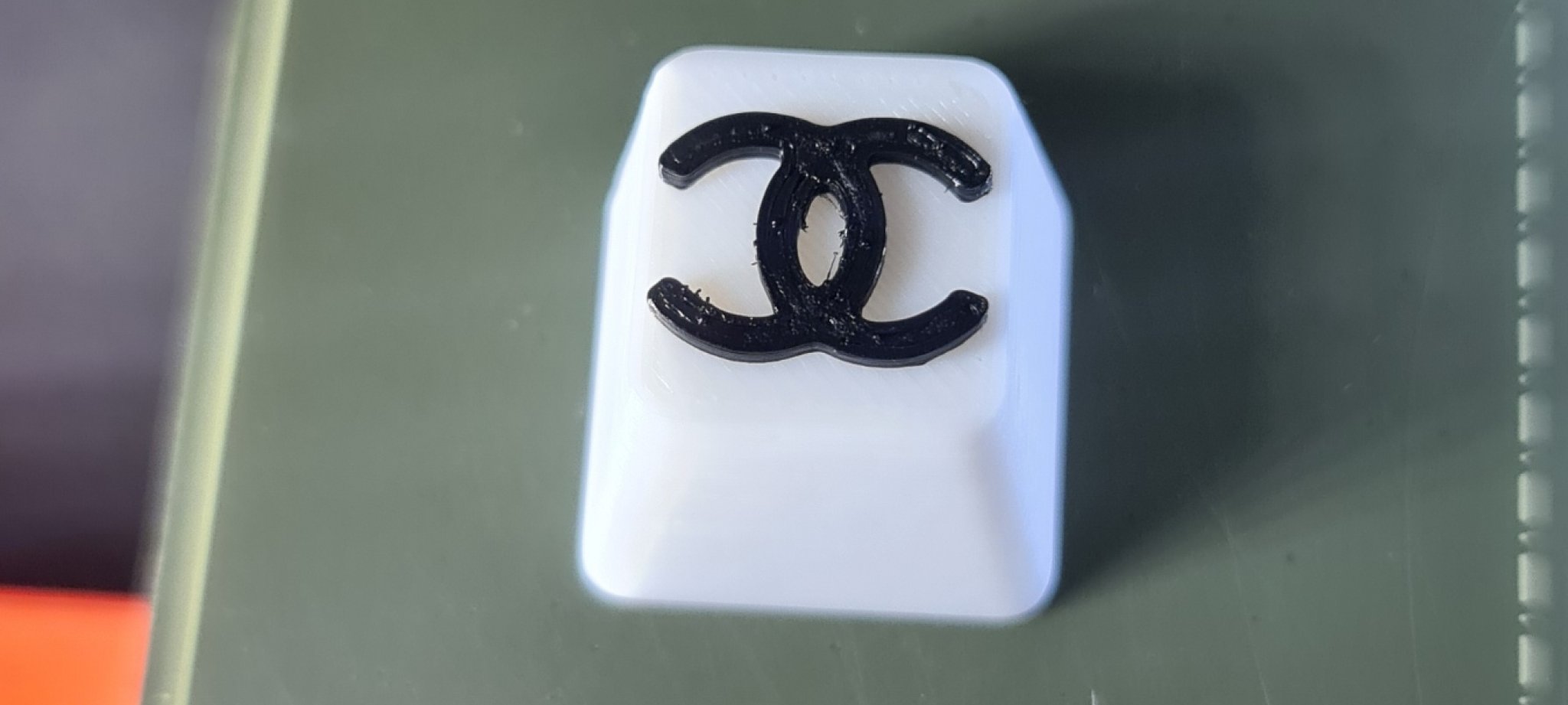 Núm phím Chanel in màu trắng và đen