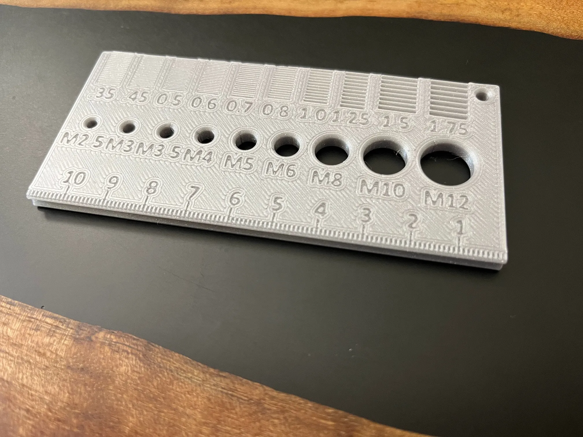 Thước đo ren bu lông với chỉ số bước ren (metric và SAE)