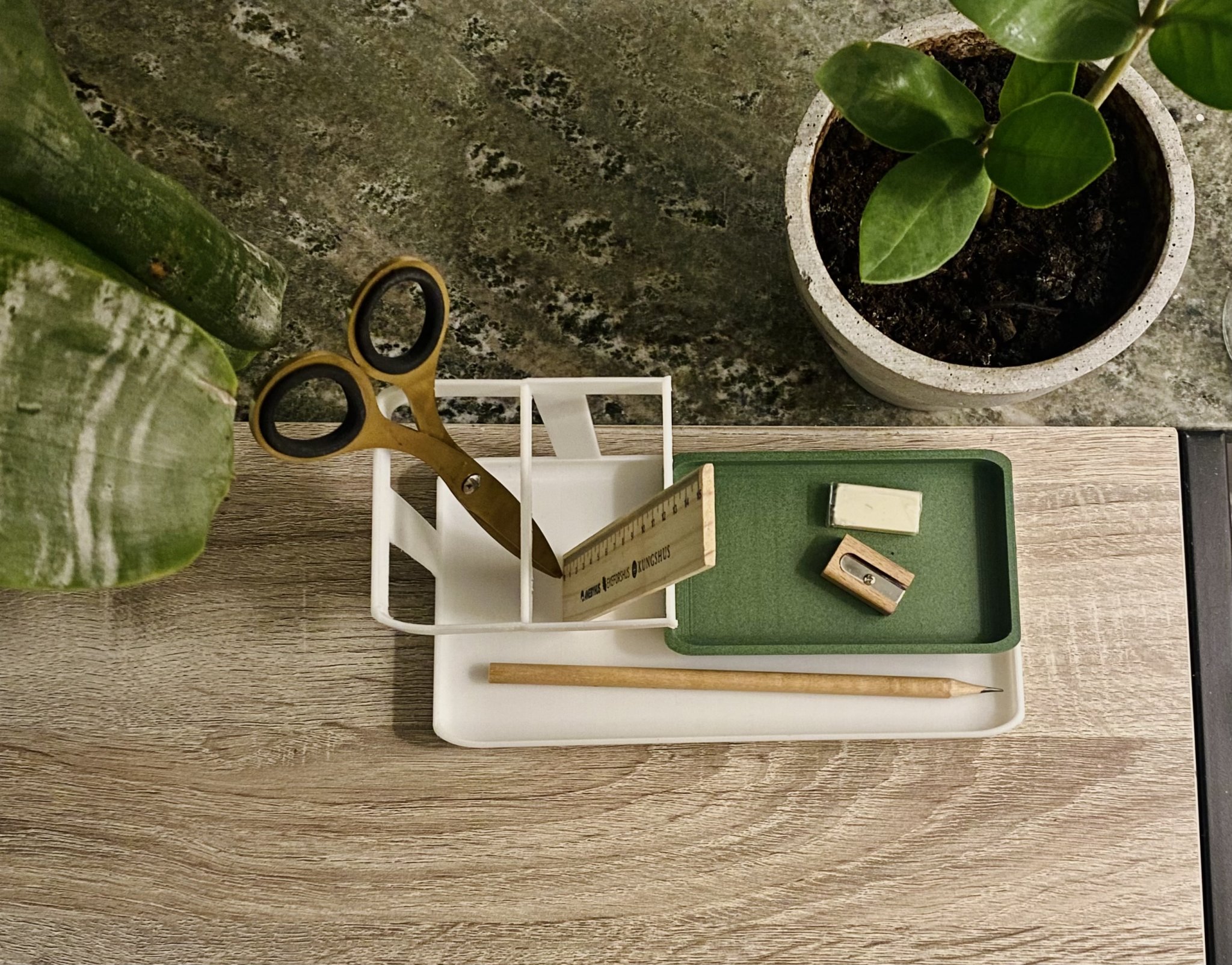 Giá đỡ bàn làm việc tối giản với khay riêng biệt