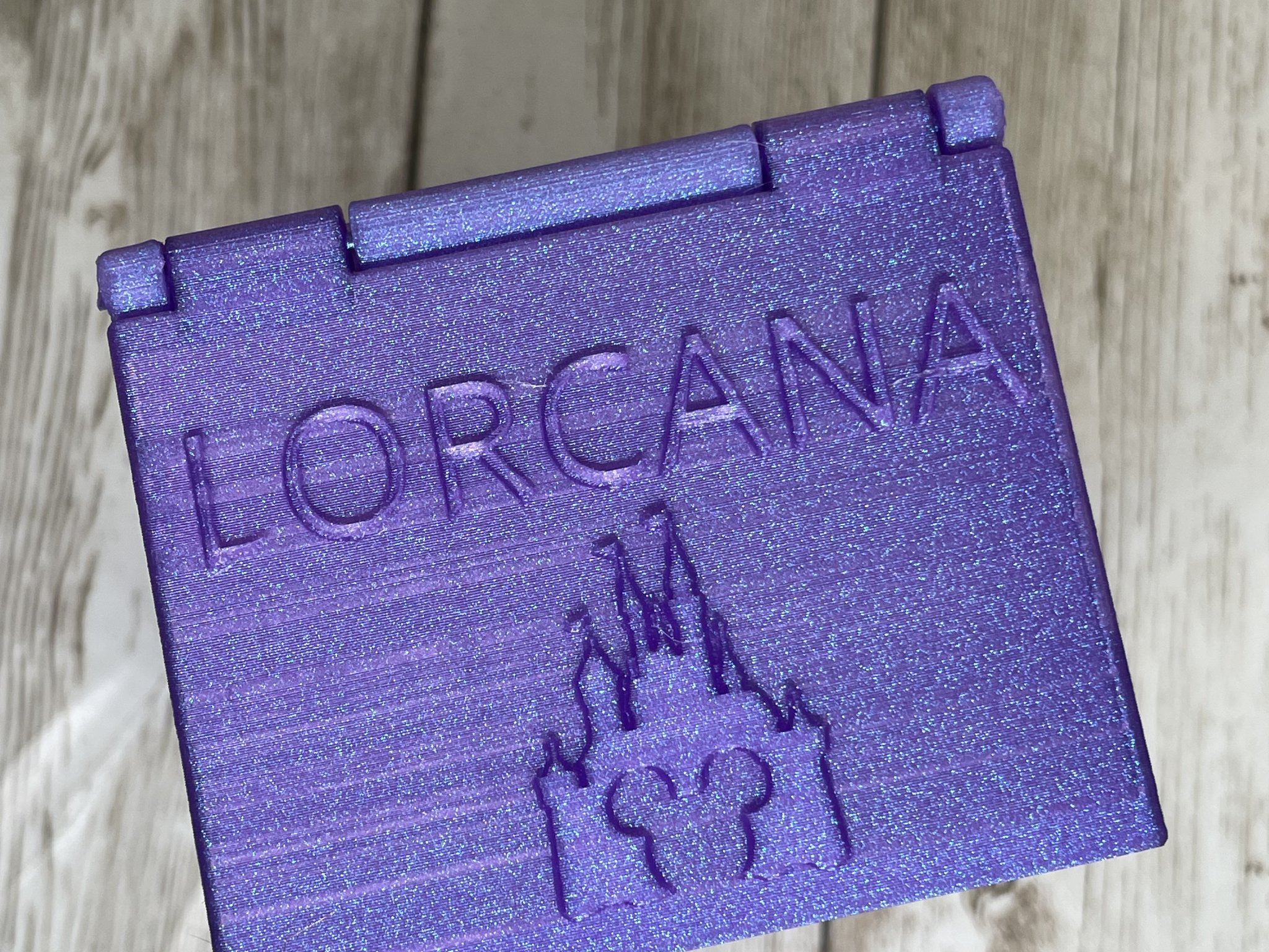 Hộp đựng bài Lorcana có bản lề và nam châm