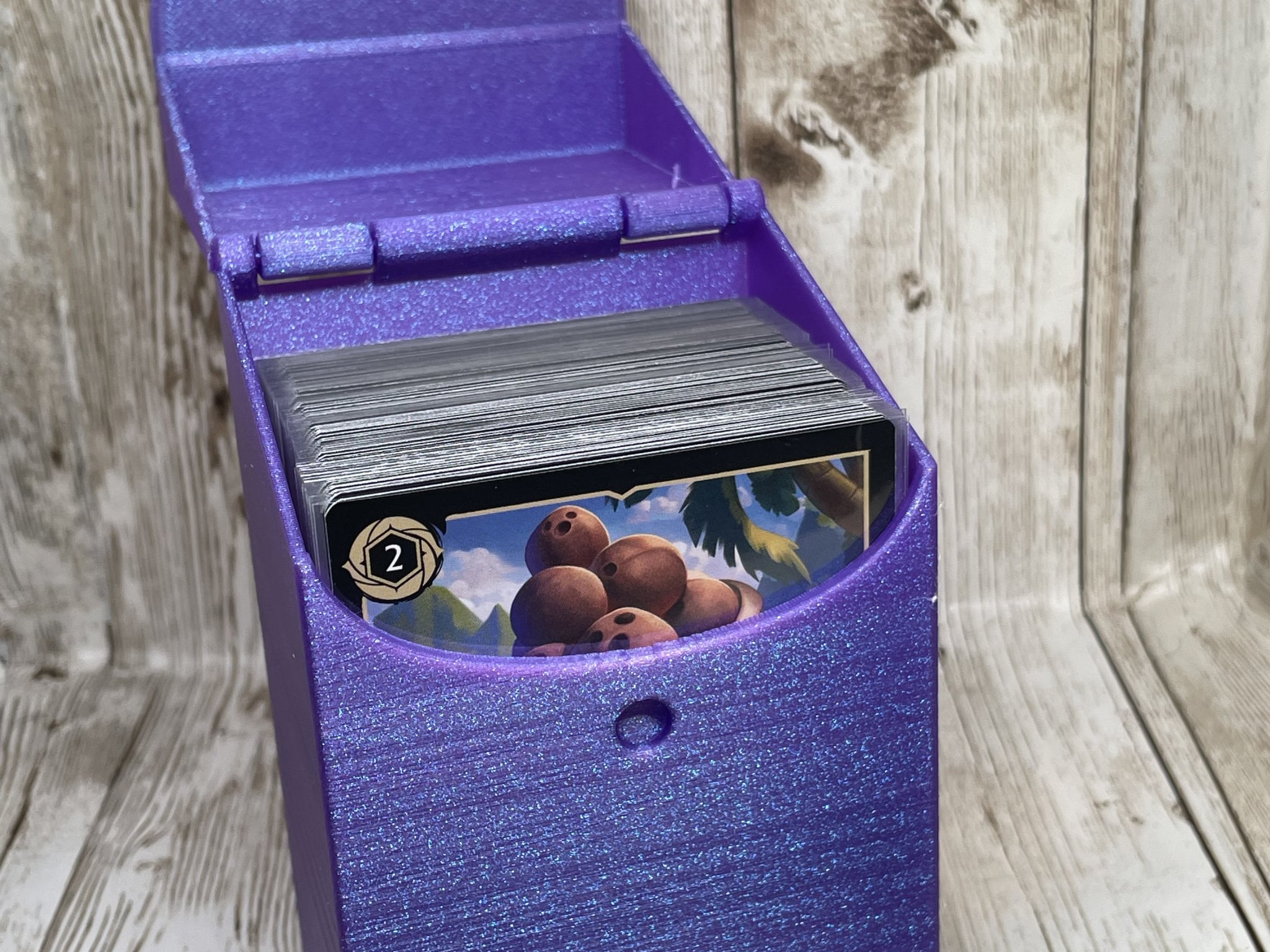 Hộp đựng bài Lorcana có bản lề và nam châm