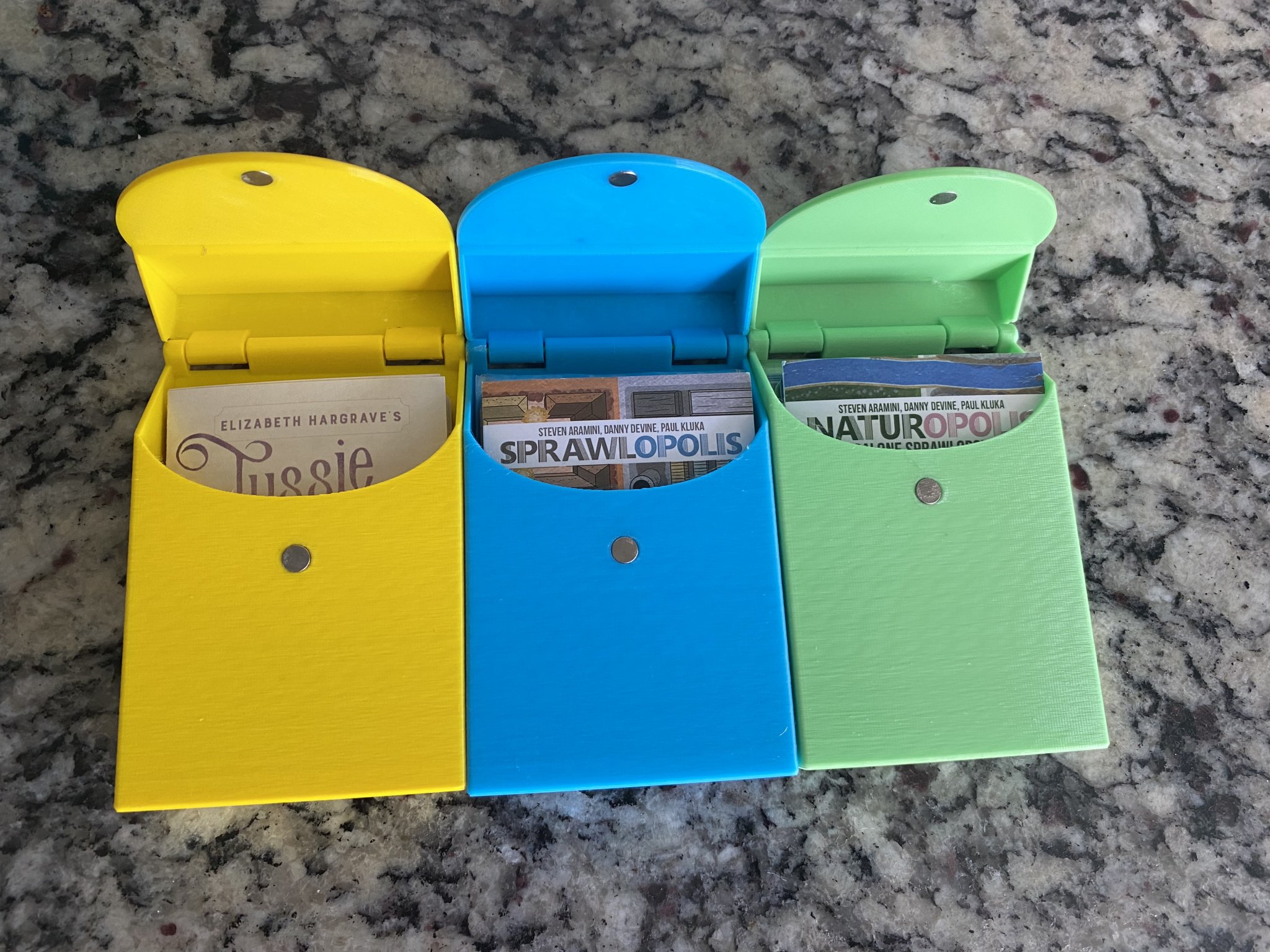 Hộp bài có bản lề - Button Shy, MTG