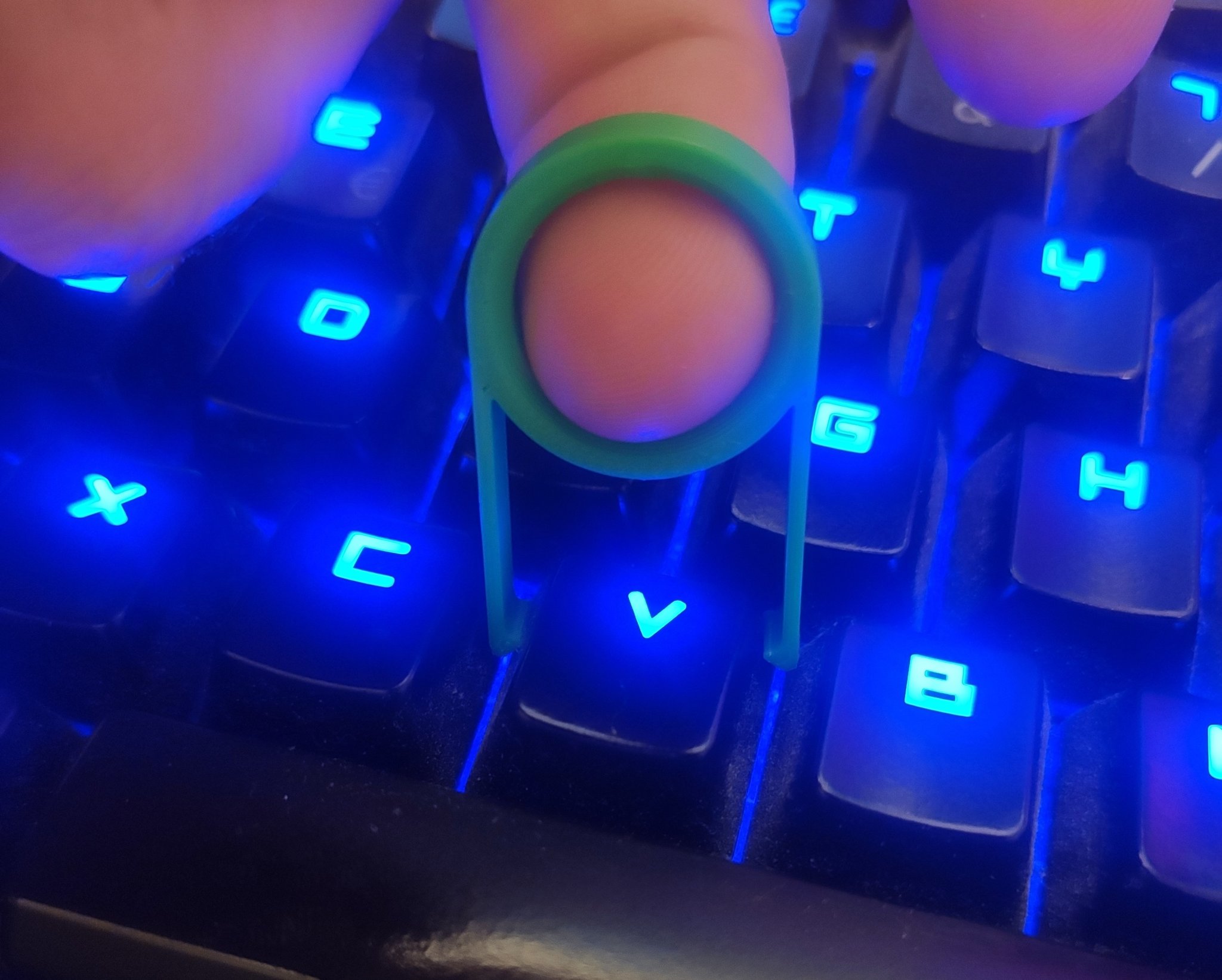 Công cụ tháo phím với lỗ hỗ trợ dễ dàng sử dụng