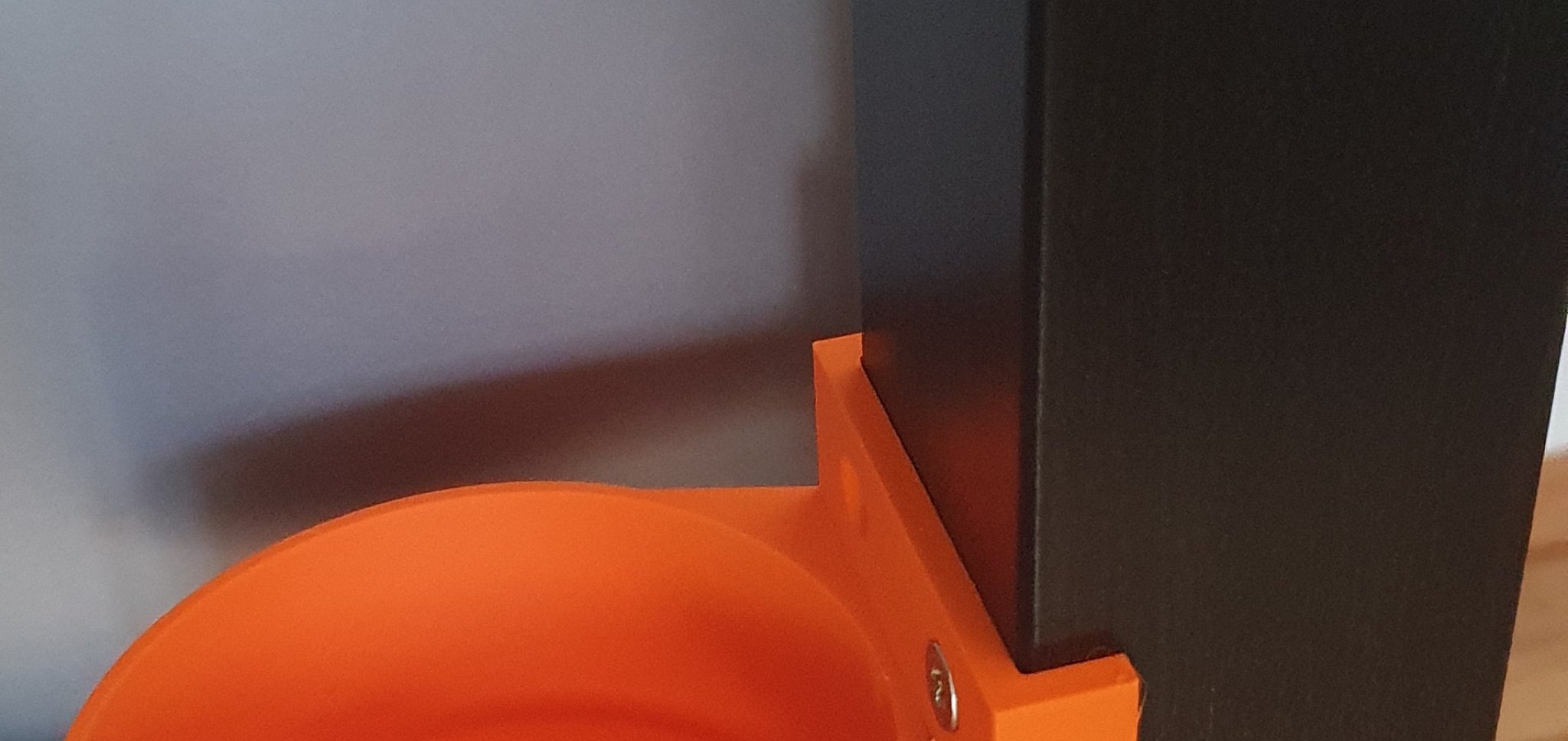 Giá đỡ chai cho bàn IKEA LACK gắn chân