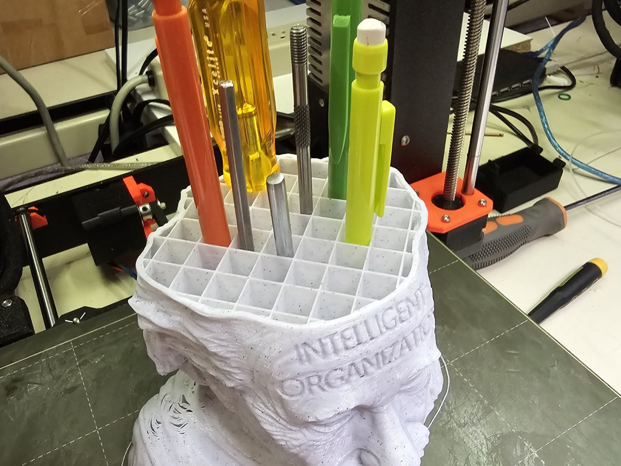 Giá đỡ bút phong cách Albert Einstein thông minh