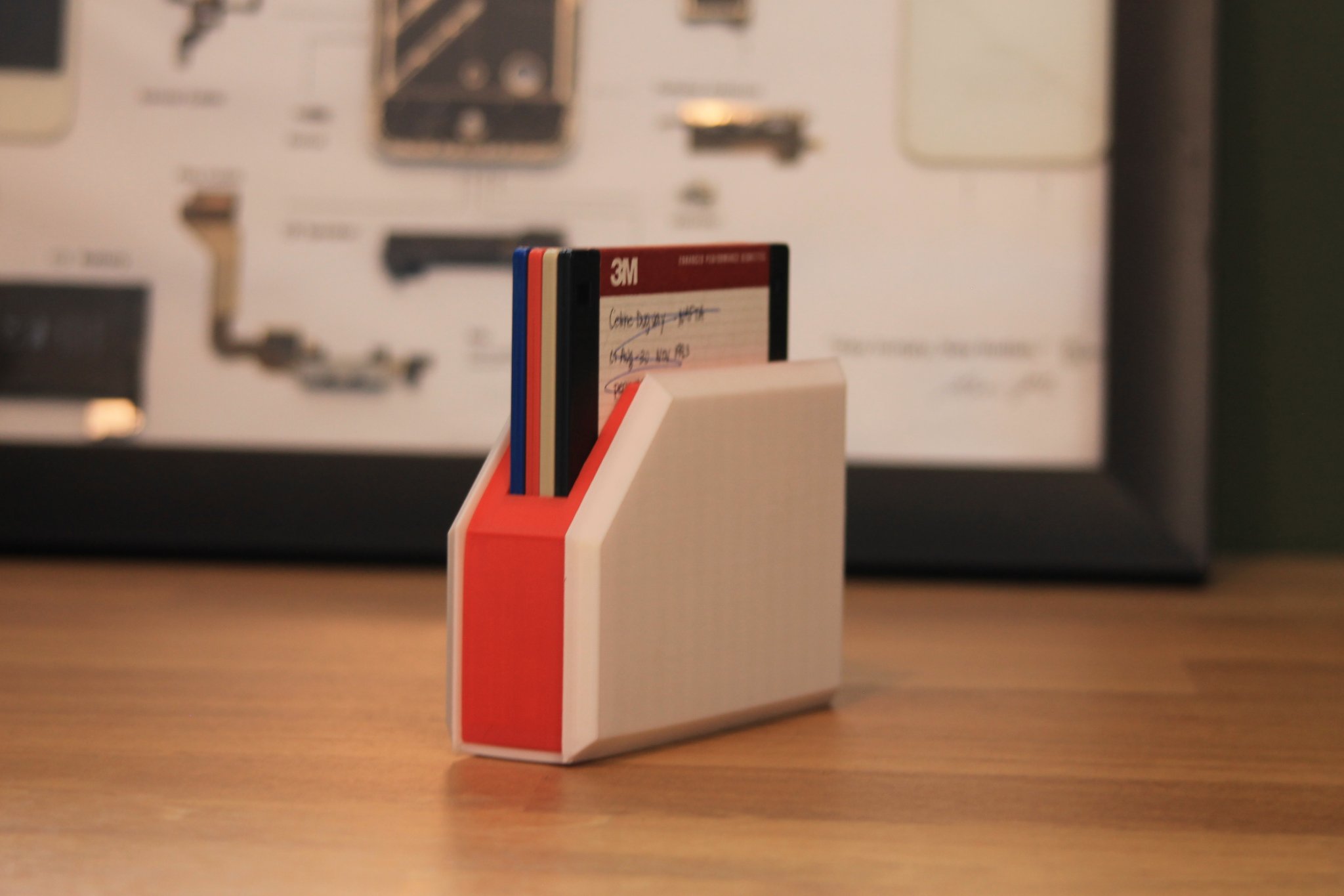 Giá đỡ đĩa mềm làm đế lót cho bàn làm việc