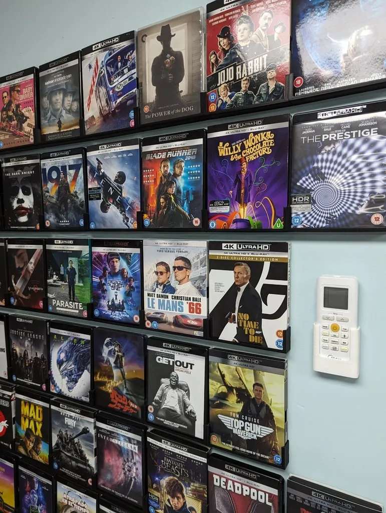 Giá treo tường cho hộp đĩa Blu-ray và DVD