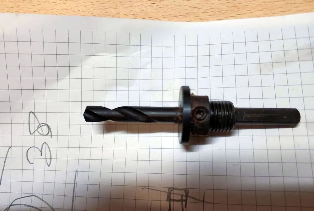 Raschietto - Dụng cụ cạo gỗ với lưỡi từ mũi khoan tái chế