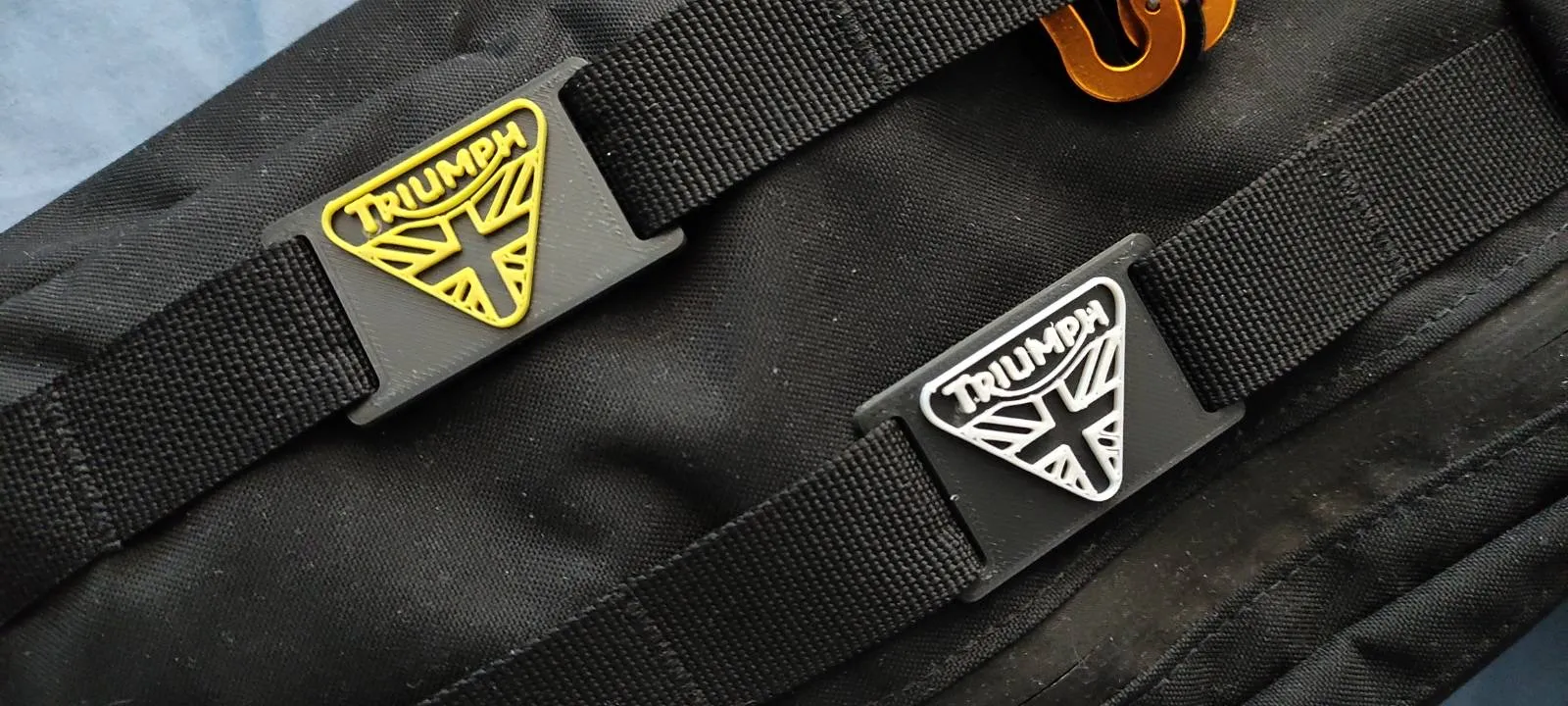 Thẻ molle với logo Triumph